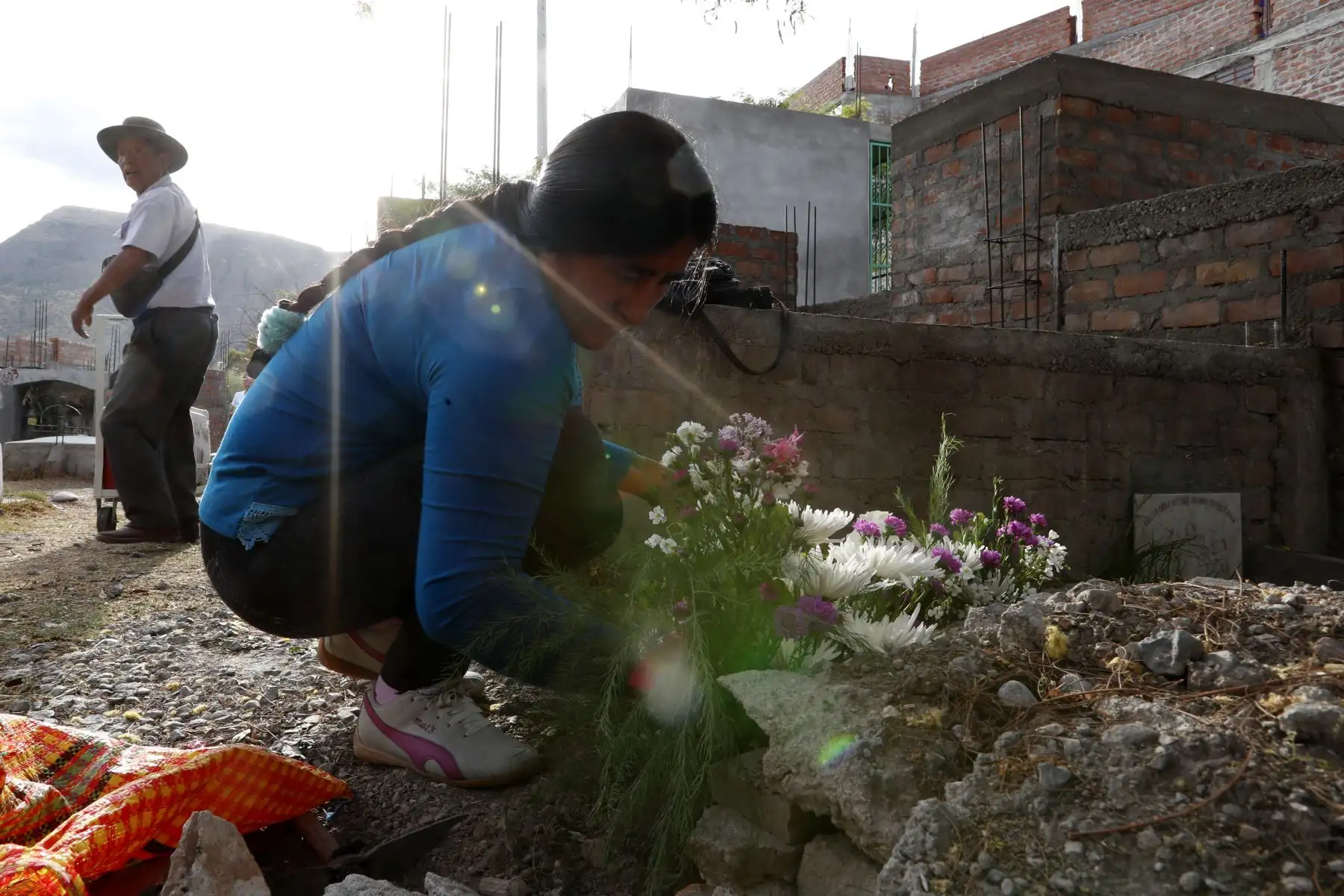 Pobladores visitan los cementerios en Ayacucho por celebración del día de los santos. Foto: ANDINA/Carlos Lezama