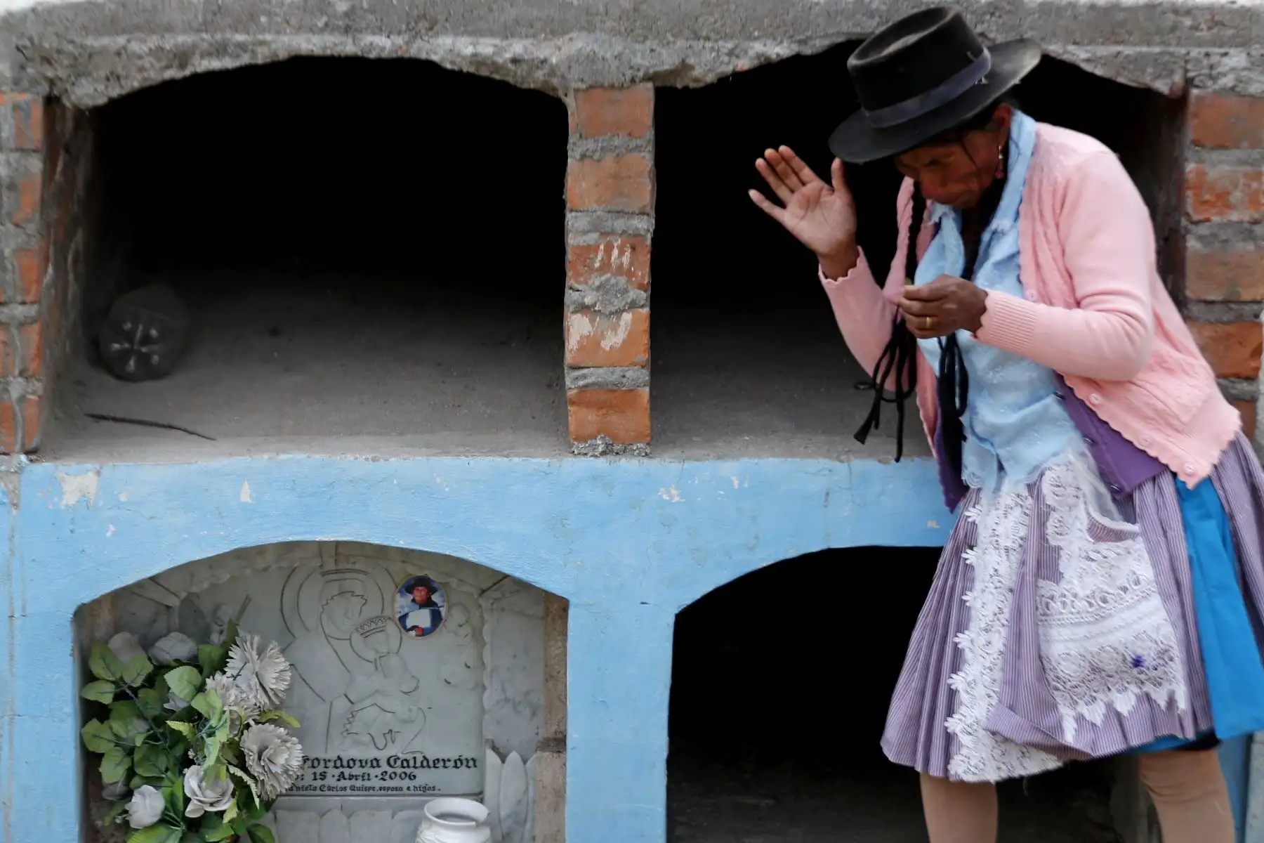 Pobladores visitan los cementerios en Ayacucho por celebración del día de los santos. Foto: ANDINA/Carlos Lezama
