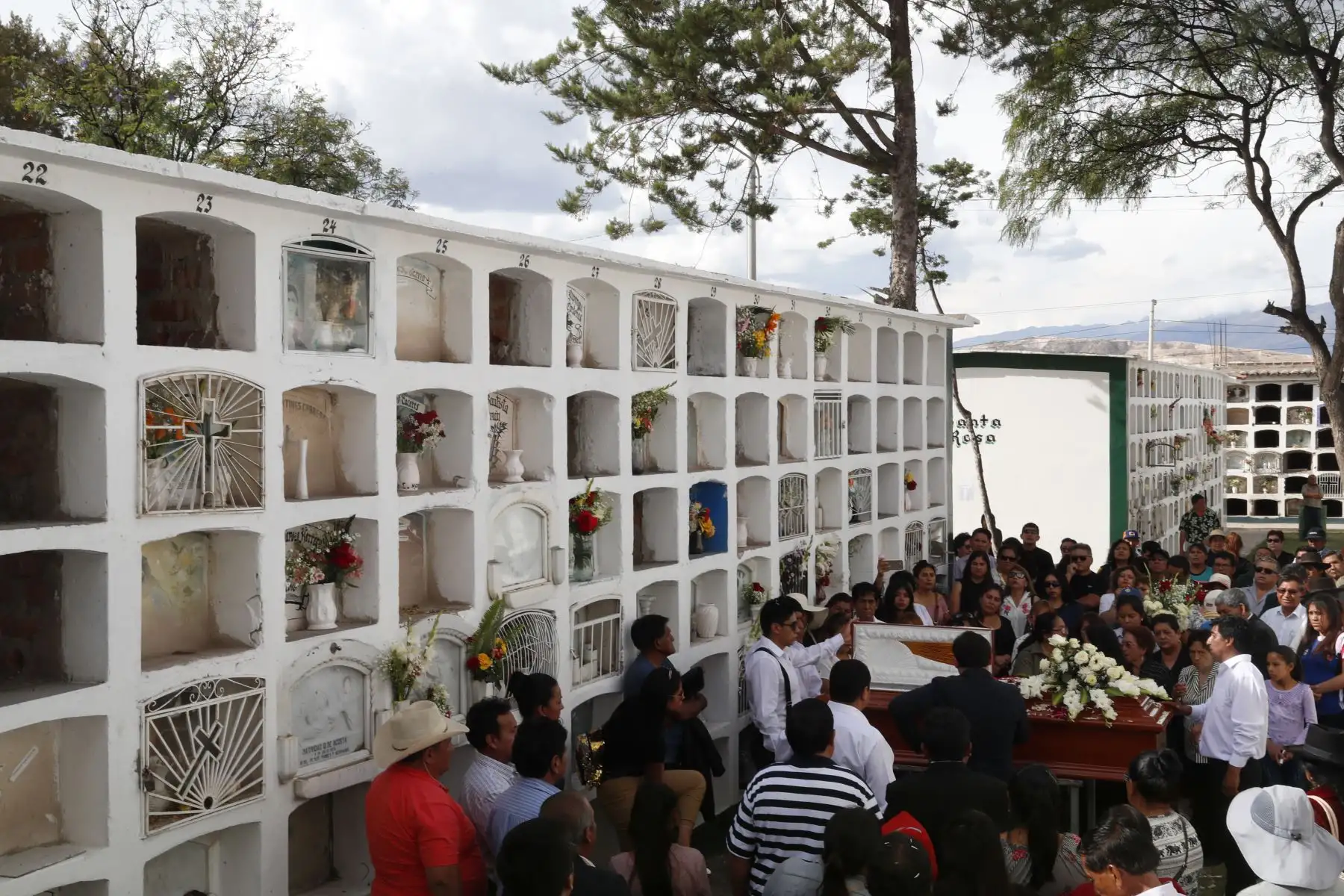 Pobladores visitan los cementerios en Ayacucho por celebración del día de los santos. Foto: ANDINA/Carlos Lezama
