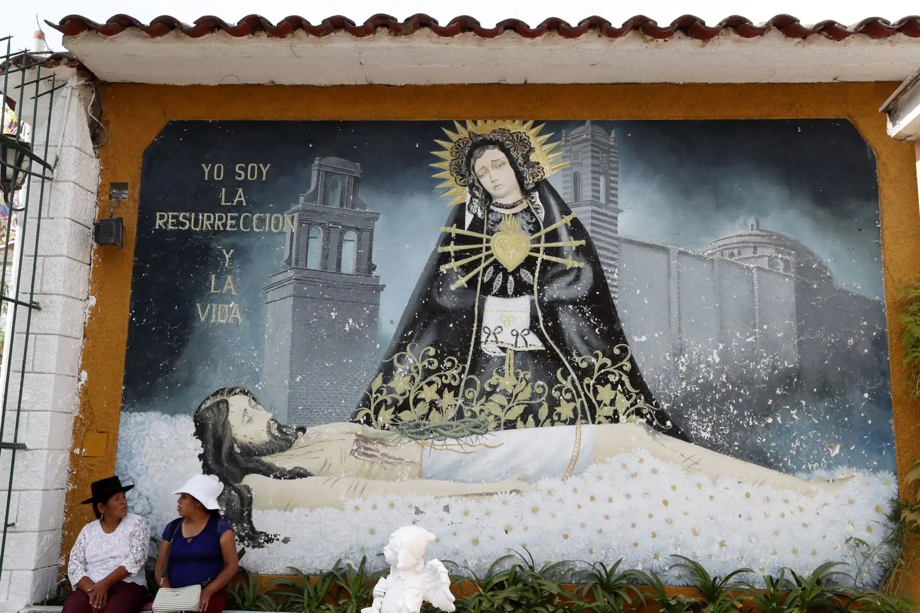 Pobladores visitan los cementerios en Ayacucho por celebración del día de los santos. Foto: ANDINA/Carlos Lezama