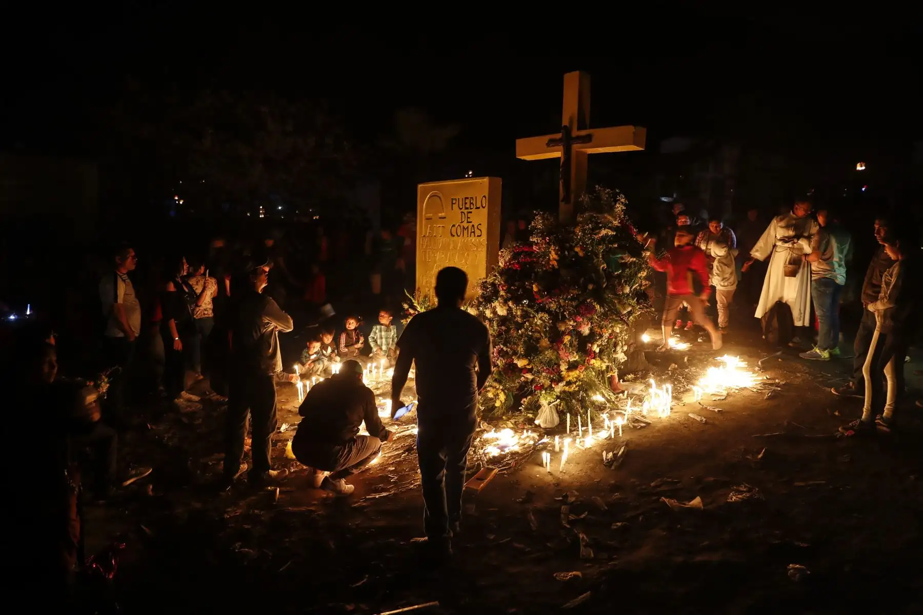 Miles visitaron a sus familiares en cementerio Belaunde, en Comas. Foto: ANDINA/Renato Pajuelo