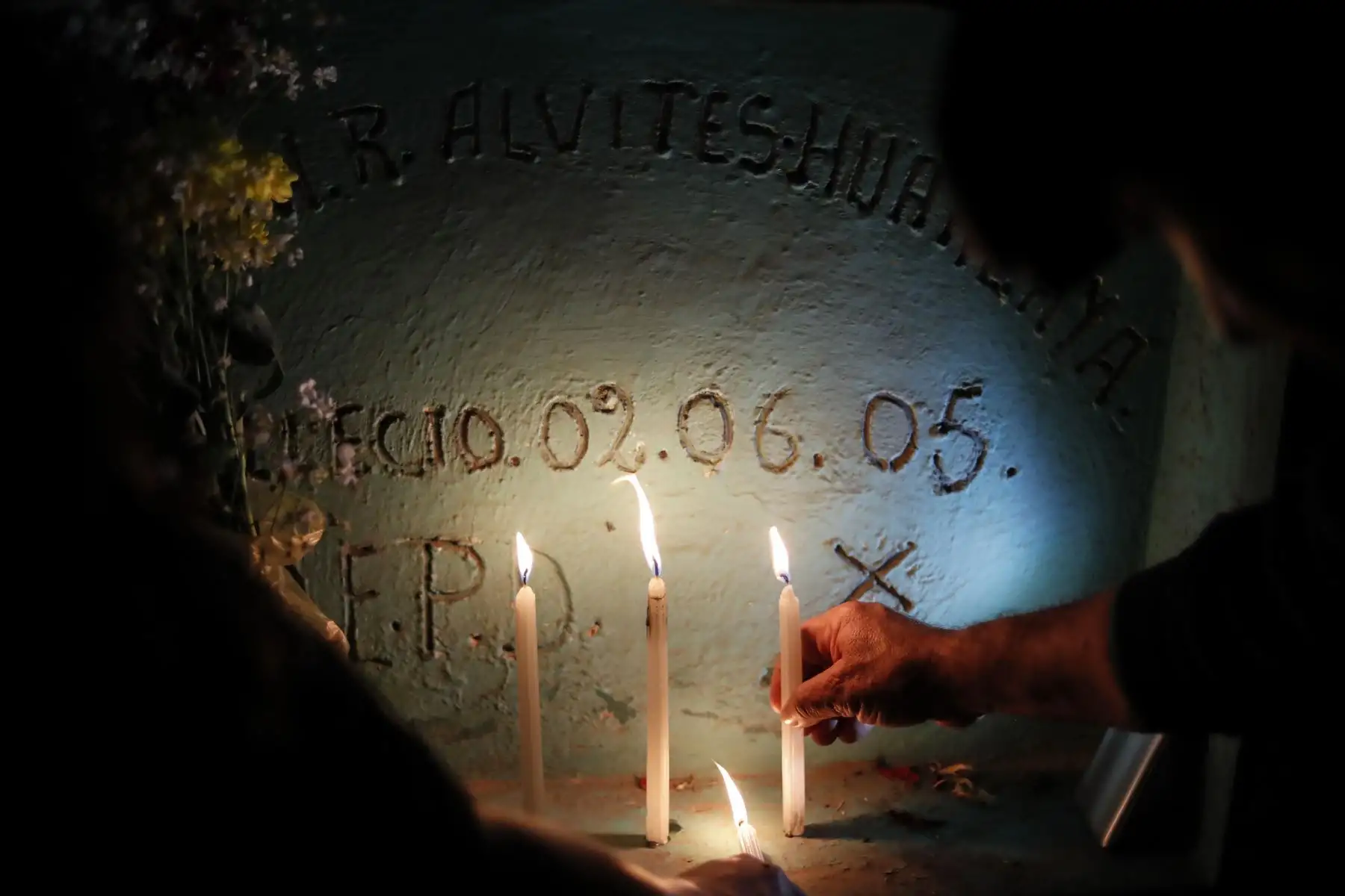 Miles visitaron a sus familiares en cementerio Belaunde, en Comas. Foto: ANDINA/Renato Pajuelo