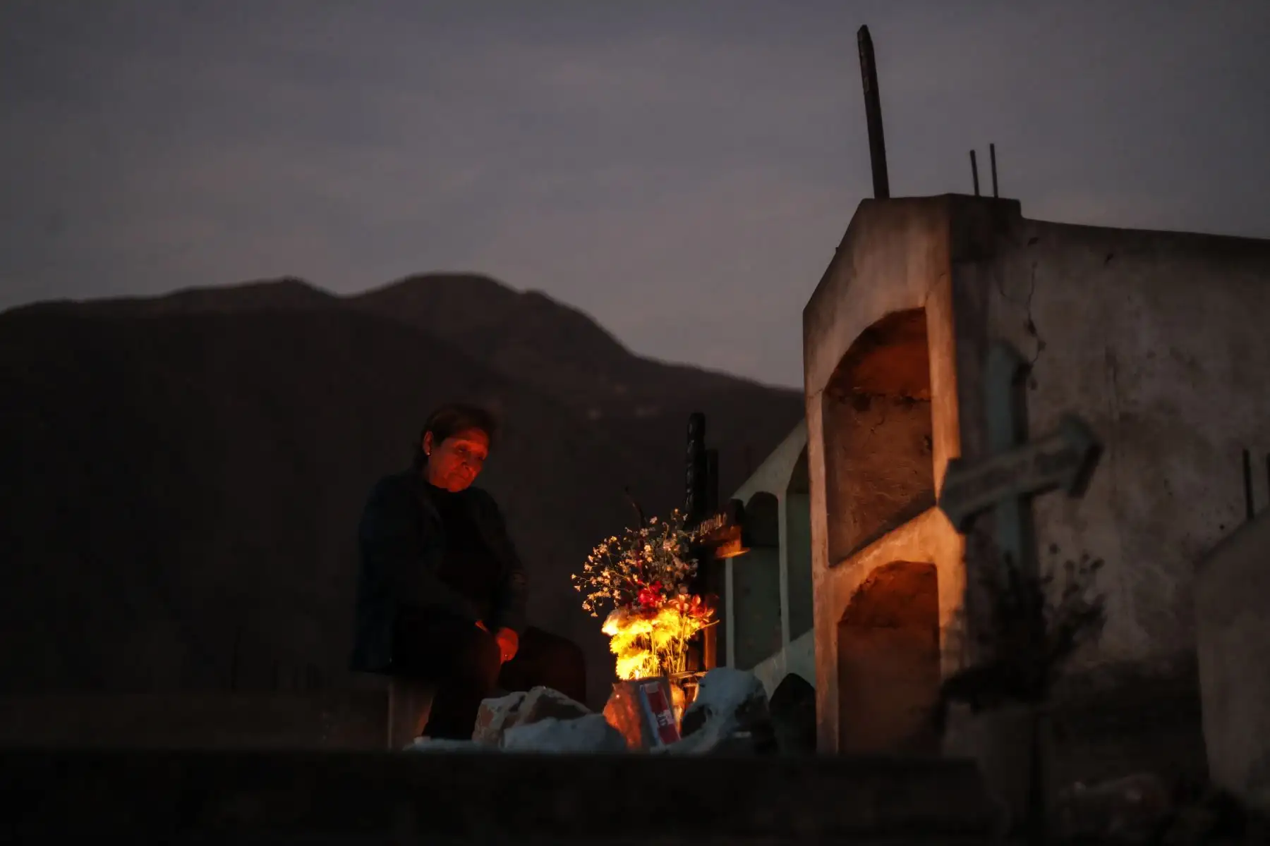 Miles visitaron a sus familiares en cementerio Belaunde, en Comas. Foto: ANDINA/Renato Pajuelo