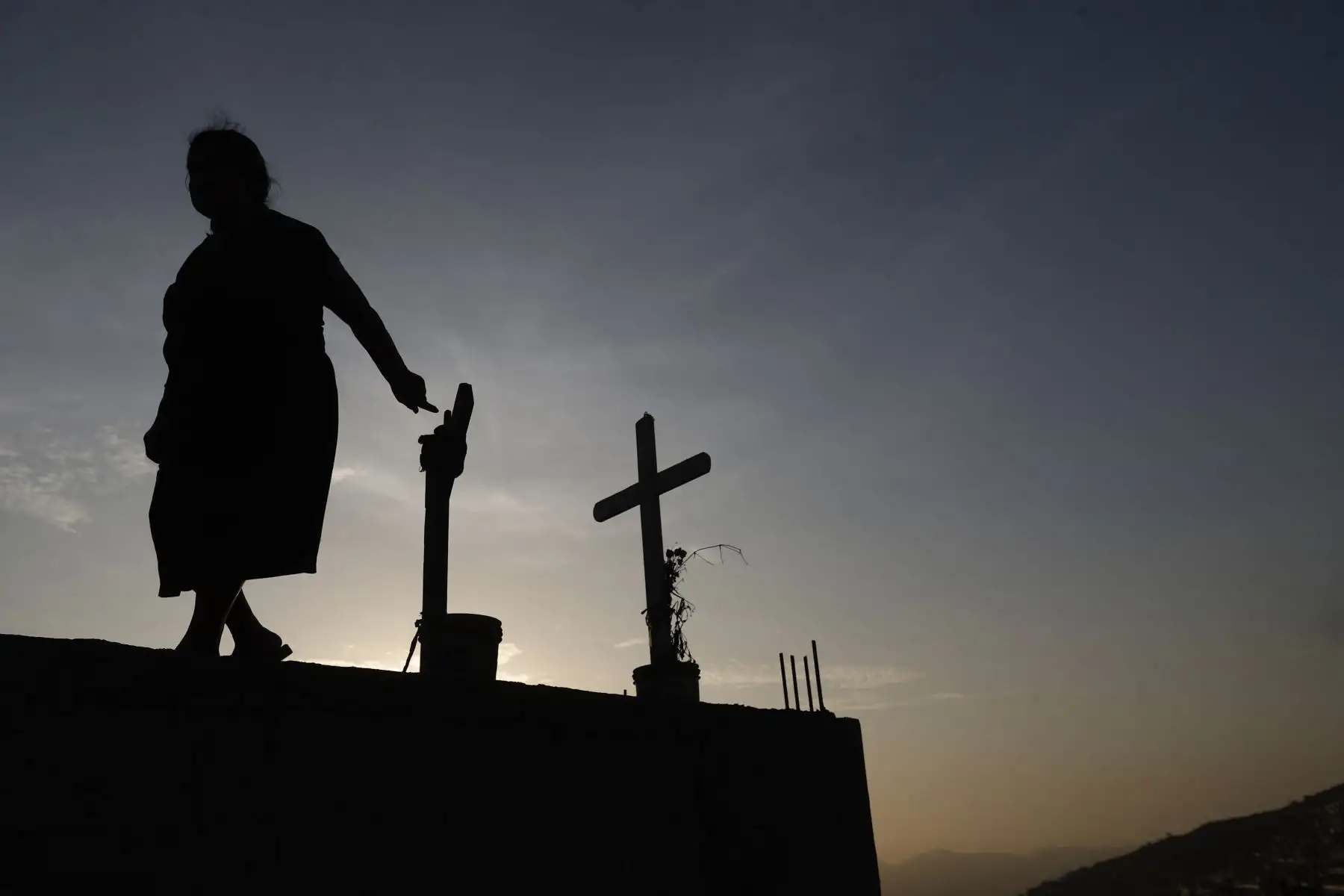 Miles visitaron a sus familiares en cementerio Belaunde, en Comas. Foto: ANDINA/Renato Pajuelo