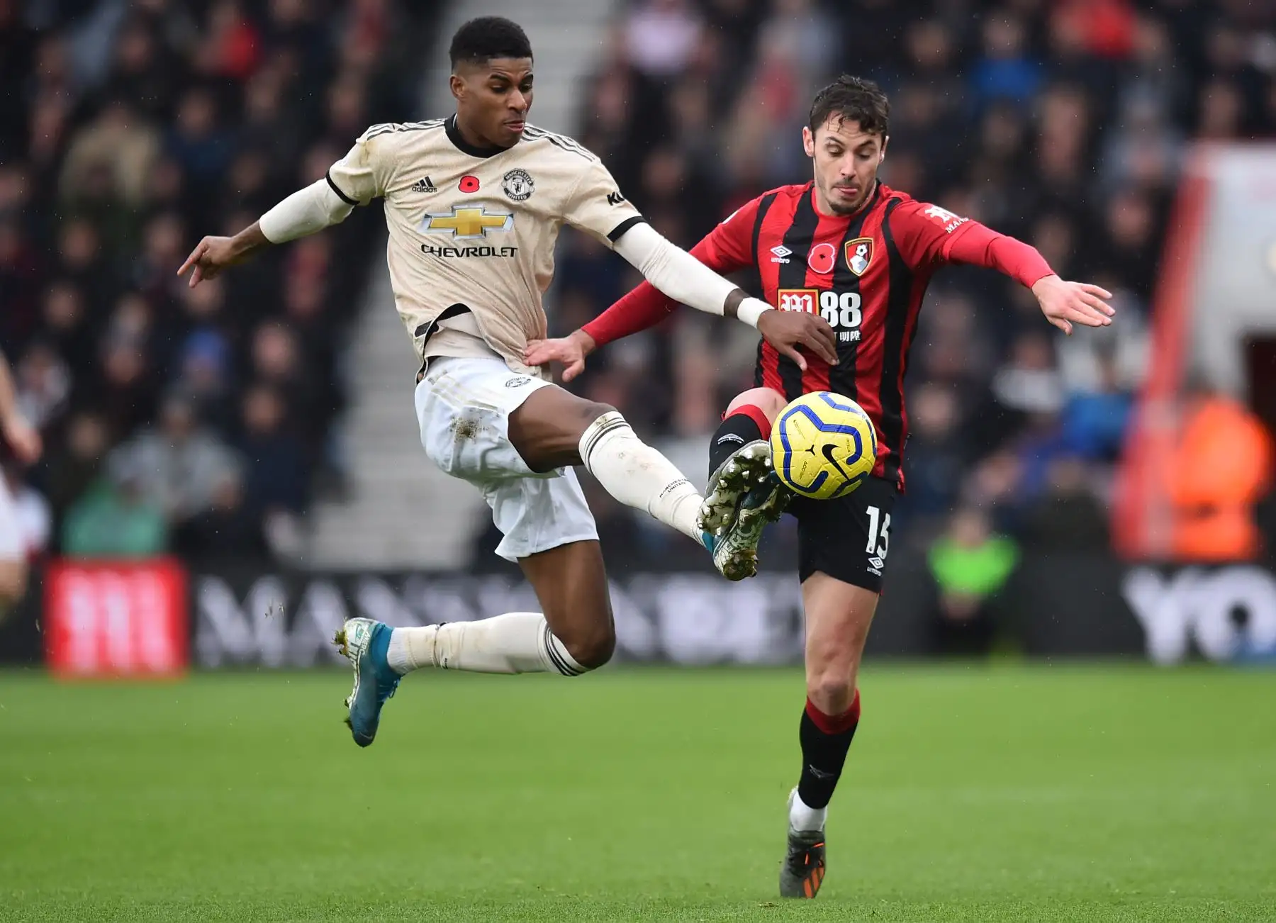 El delantero inglés del Manchester United, Marcus Rashford, disputa el balón contra contra el defensor inglés de Bournemouth, Adam Smith, durante el partido de fútbol de la Premier League. Foto: AFP