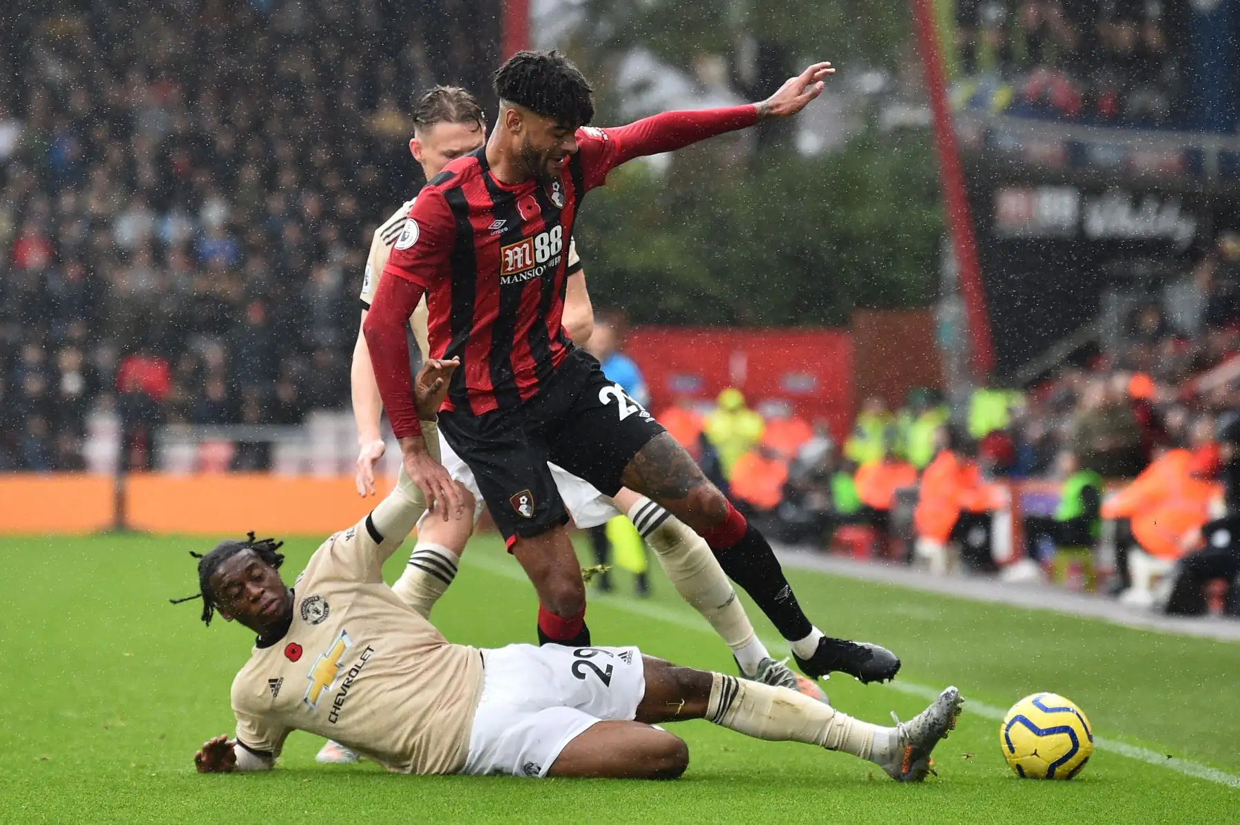 El defensor del Manchester United Aaron Wan-Bissaka se enfrenta al mediocampista danés de Bournemouth, Philip Billing, durante el partido de fútbol de la Premier League. Foto: AFP