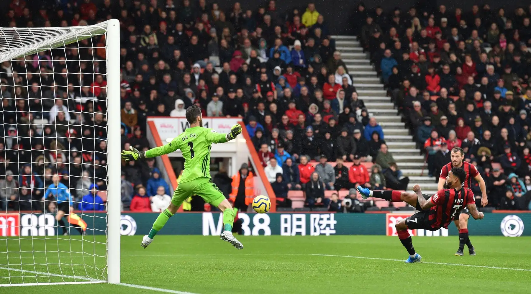 El delantero noruego de Bournemouth, Joshua King, marca el gol de apertura en el arco del portero español David de Gea durante el partido de fútbol de la Premier League Foto: AFP