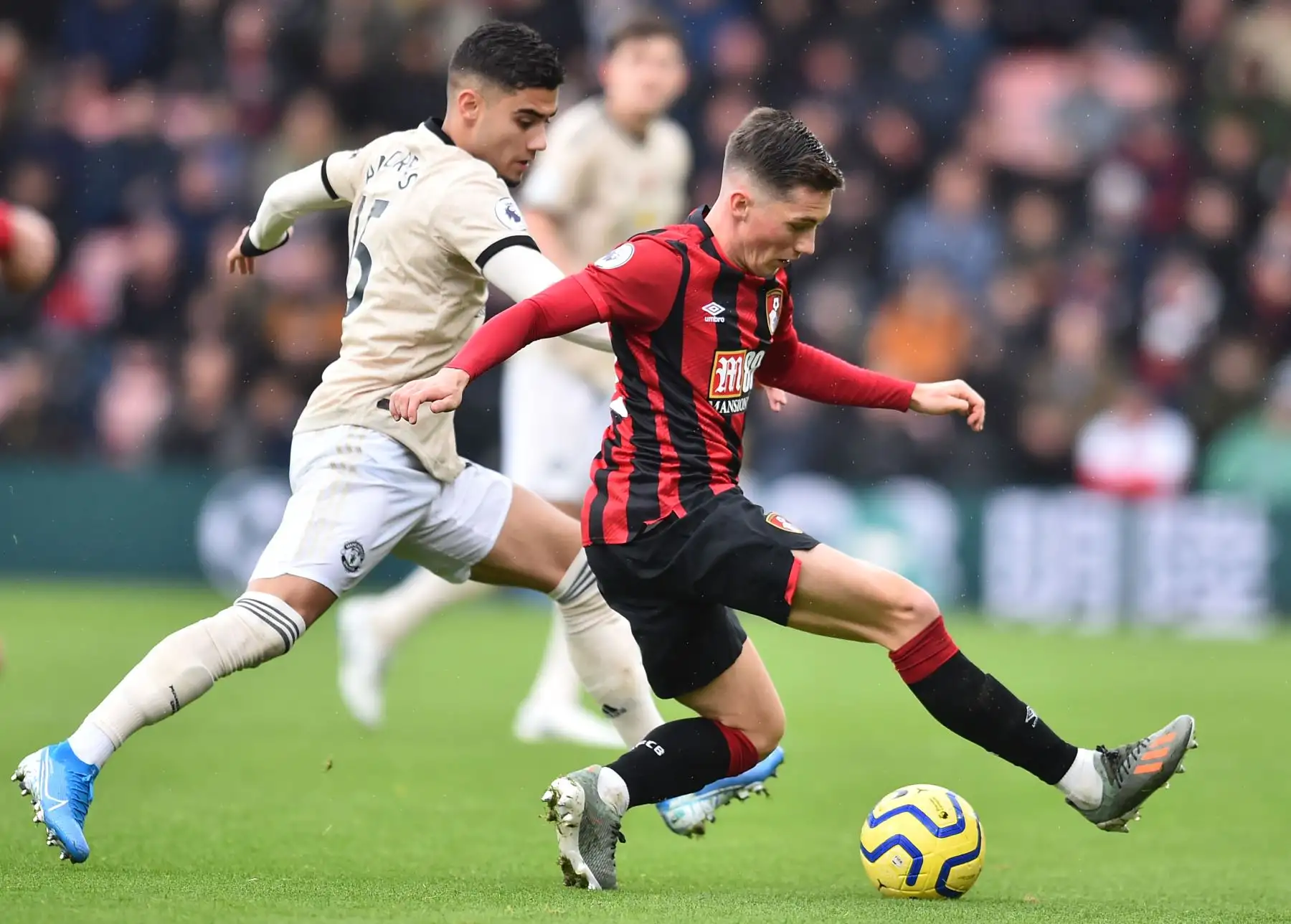 El centrocampista galés de Bournemouth, Harry Wilson, se enfrenta al centrocampista brasileño  Andreas Pereira del Manchester United. Foto: AFP