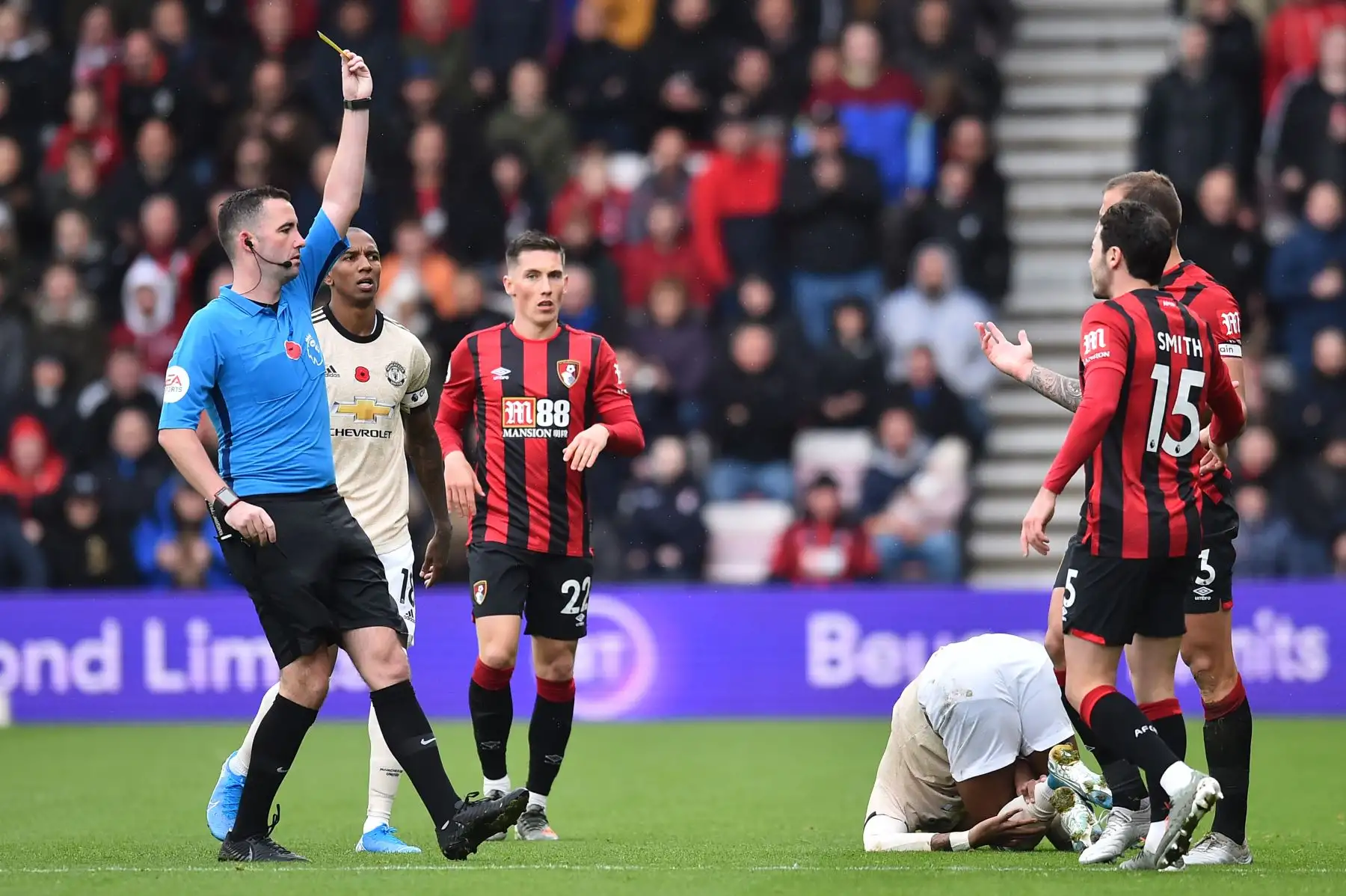 El árbitro muestra la tarjeta amarilla al defensor inglés de Bournemouth, Steve Cook, después de cometer falta contra Marcus Rashford del Manchester United. Foto: AFP