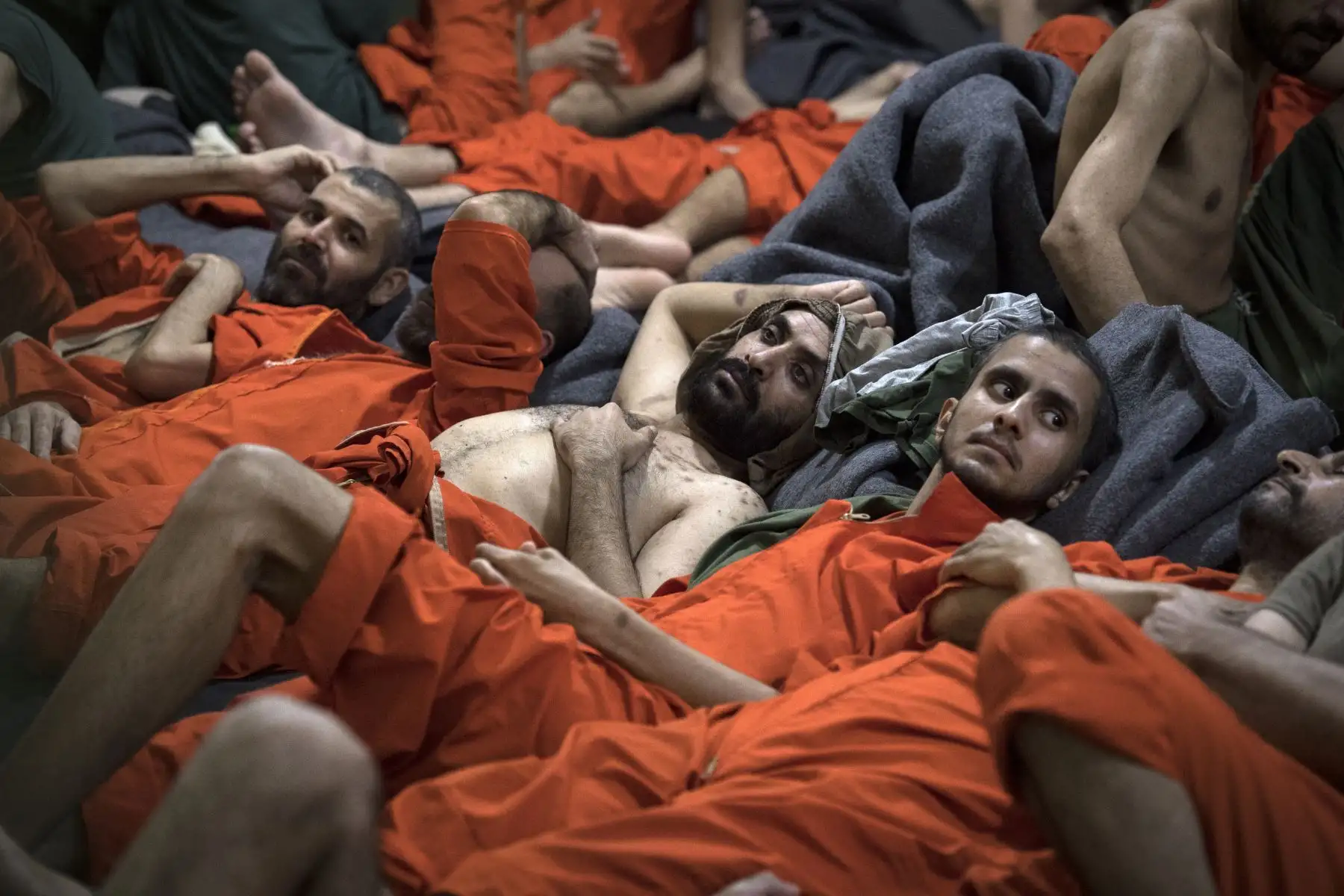 Miles de presuntos integrantes del grupo terrorista del Estado Islámico (ISIS) conviven hacinados en cárcel ubicada al Norte de Siria. Foto: AFP