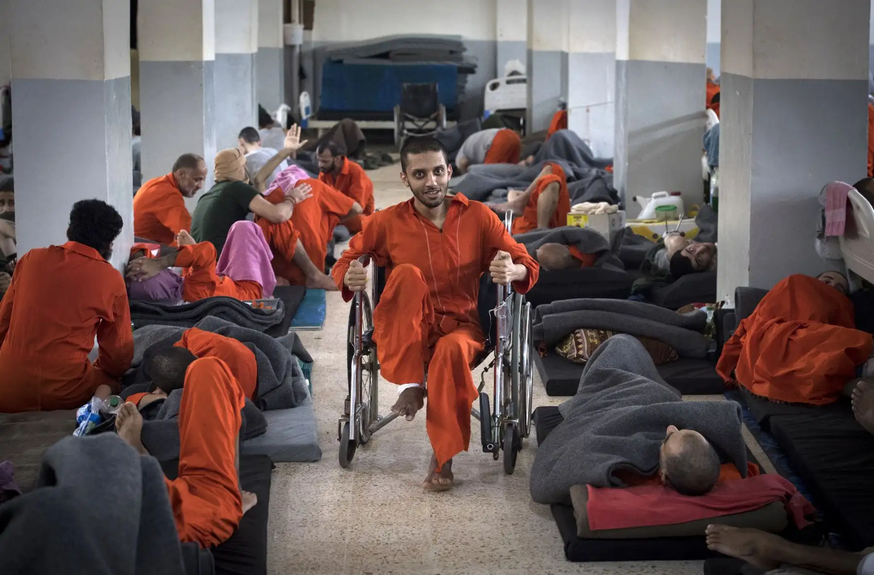 Miles de presuntos integrantes del grupo terrorista del Estado Islámico (ISIS) conviven hacinados en cárcel ubicada al Norte de Siria. Foto: AFP