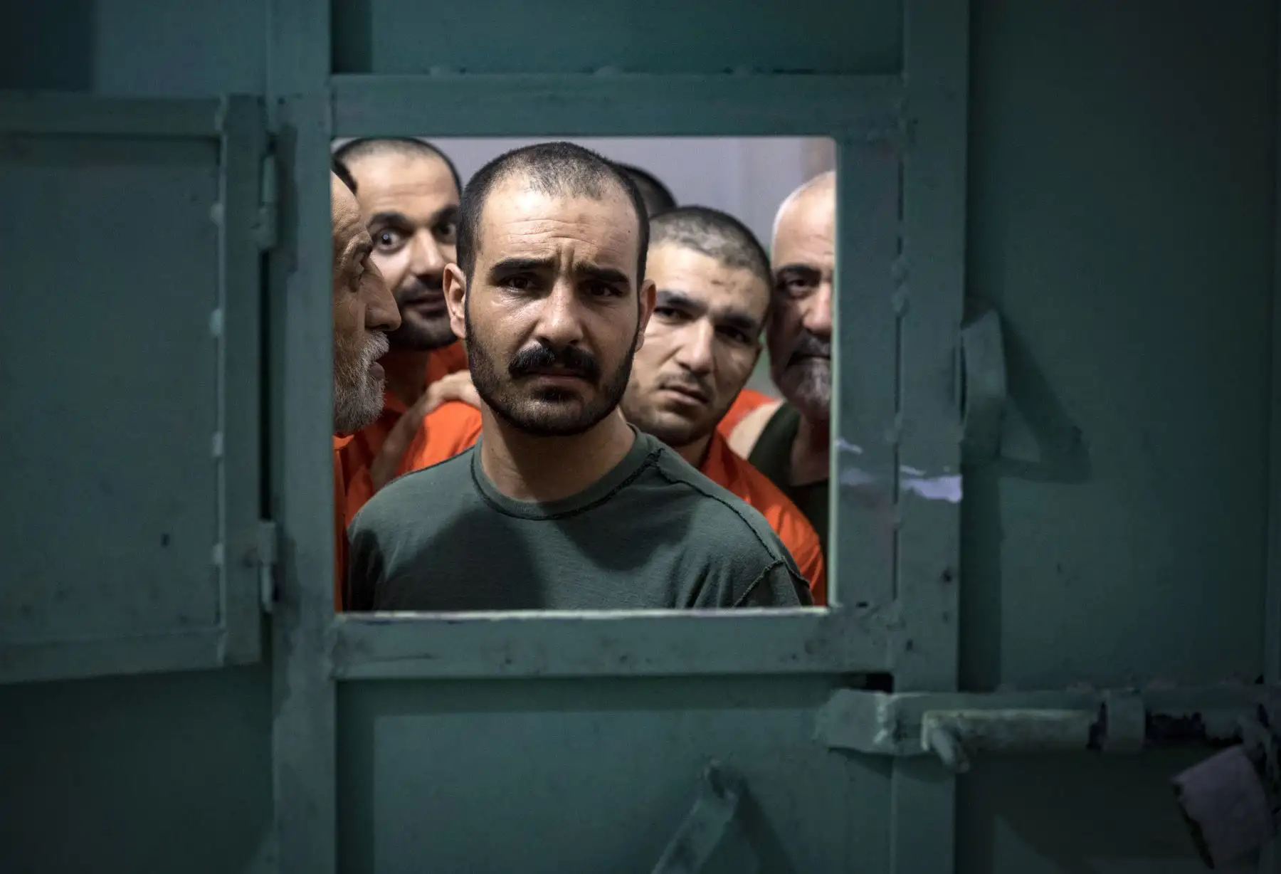 Miles de presuntos integrantes del grupo terrorista del Estado Islámico (ISIS) conviven hacinados en cárcel ubicada al Norte de Siria. Foto: AFP