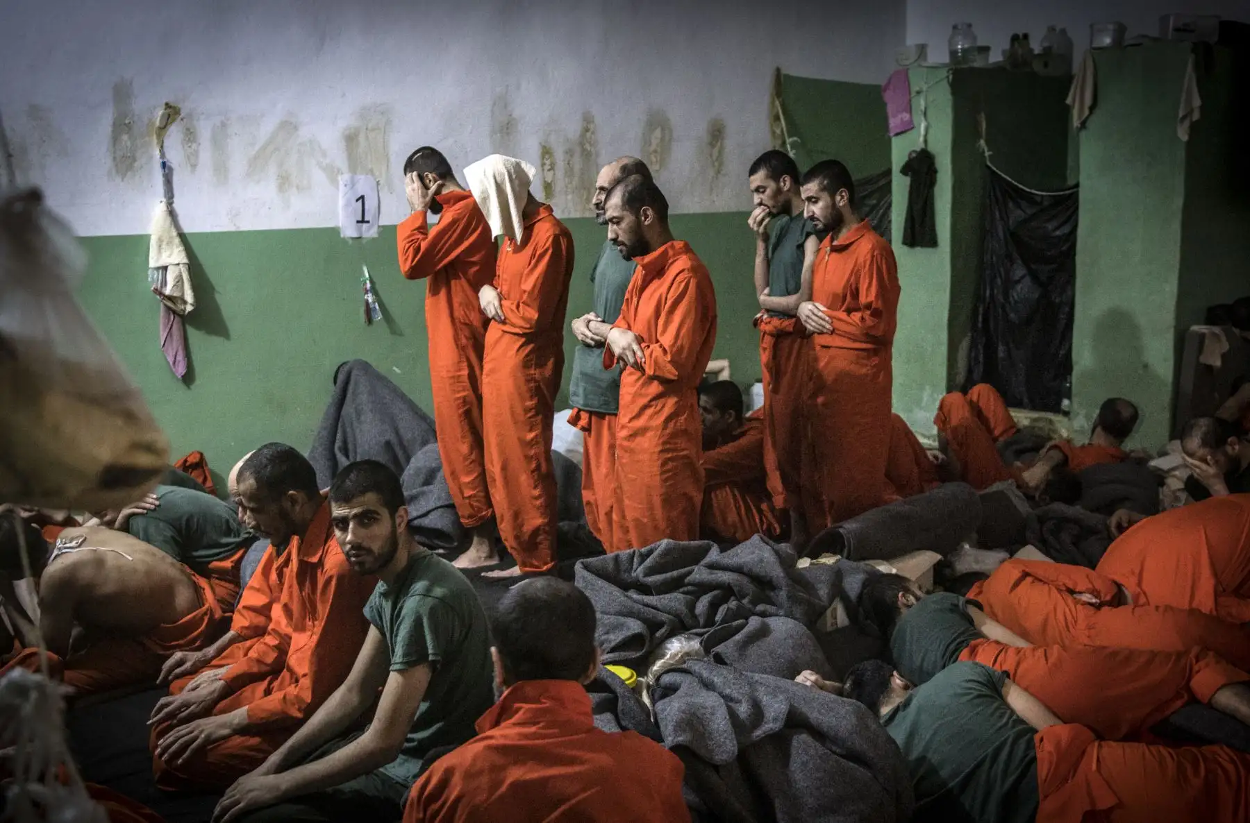 Miles de presuntos integrantes del grupo terrorista del Estado Islámico (ISIS) conviven hacinados en cárcel ubicada al Norte de Siria. Foto: AFP