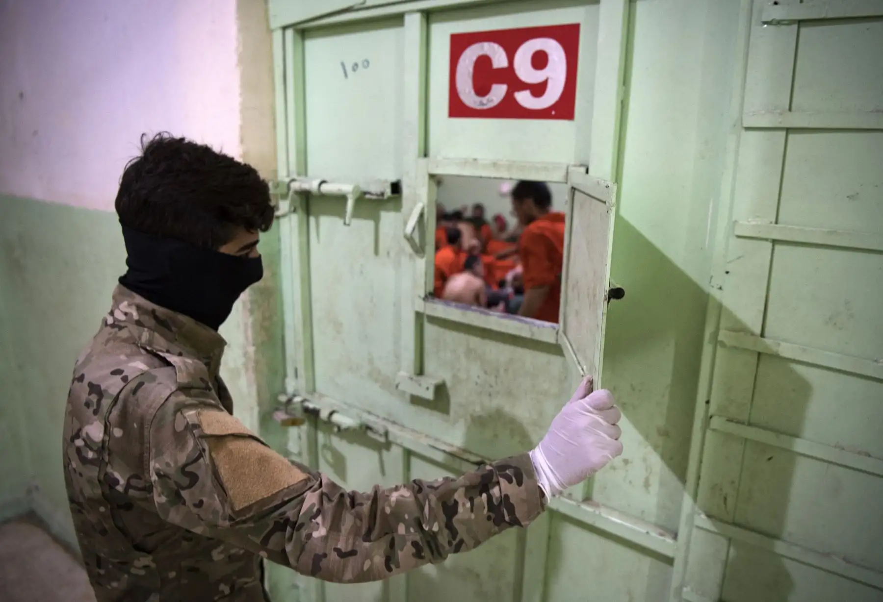 Vigilante de la prisión constata el orden en diferentes ambientes. Foto: AFP