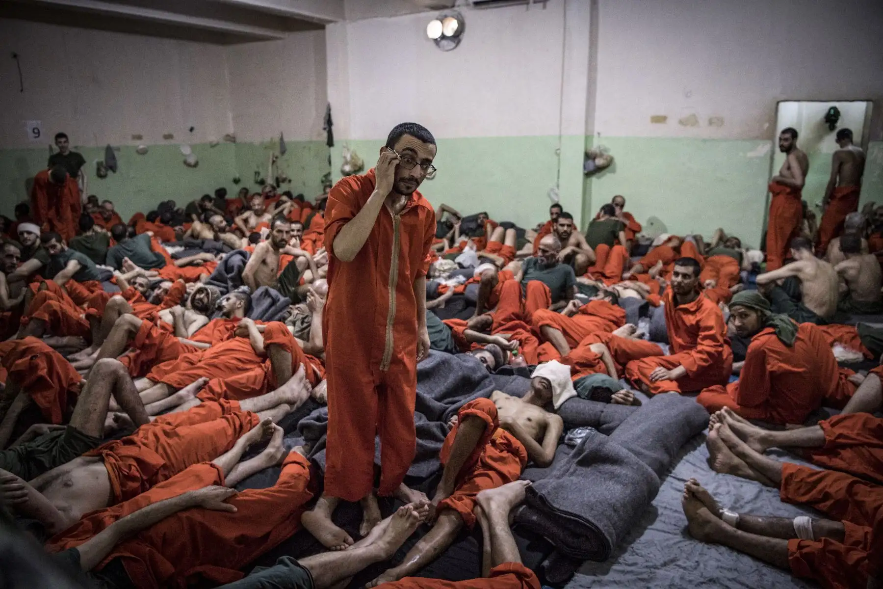 Miles de presuntos integrantes del grupo terrorista del Estado Islámico (ISIS) conviven hacinados en cárcel ubicada al Norte de Siria. Foto: AFP