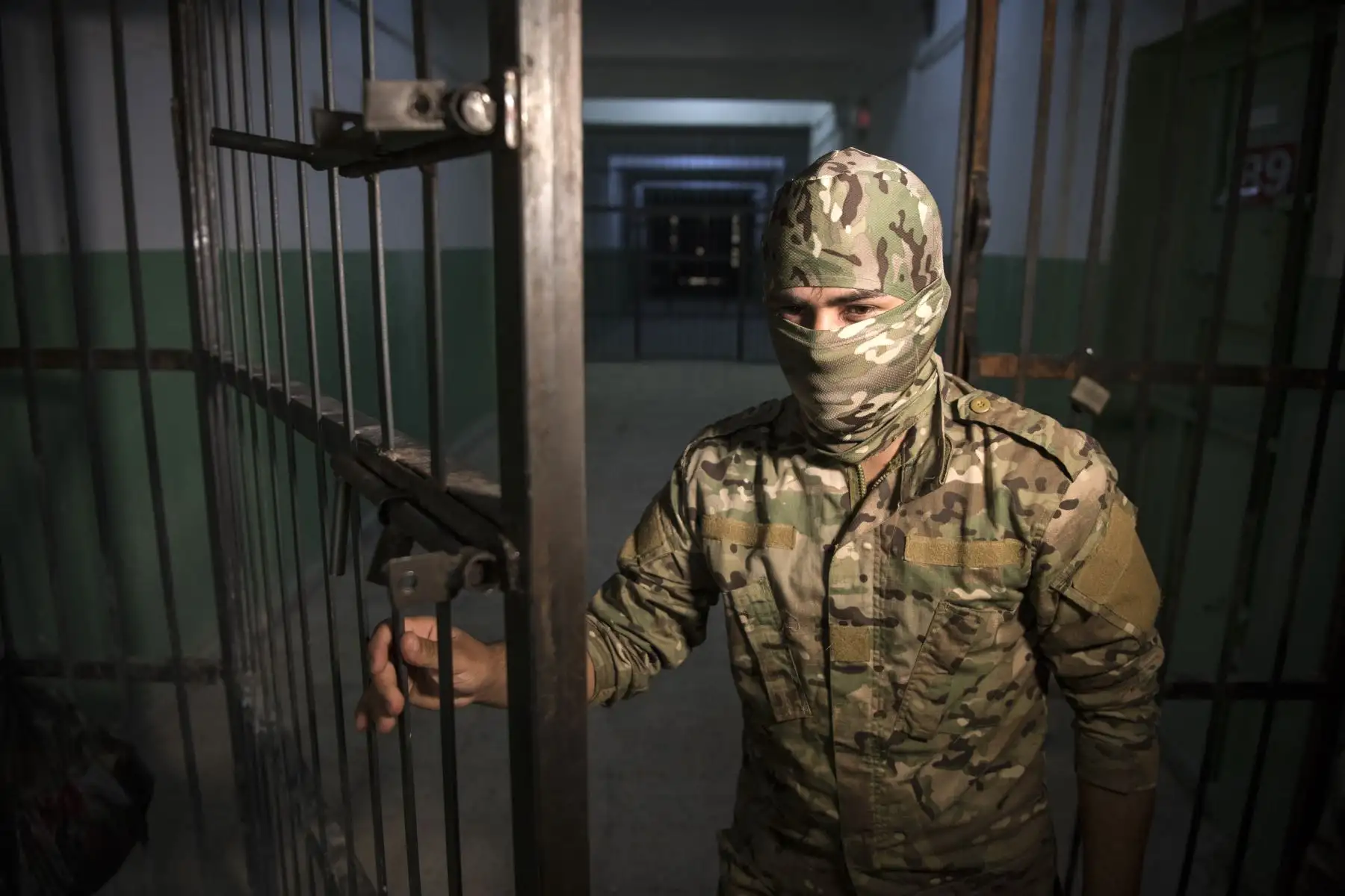 Miles de presuntos integrantes del grupo terrorista del Estado Islámico (ISIS) conviven hacinados en cárcel ubicada al Norte de Siria. Foto: AFP