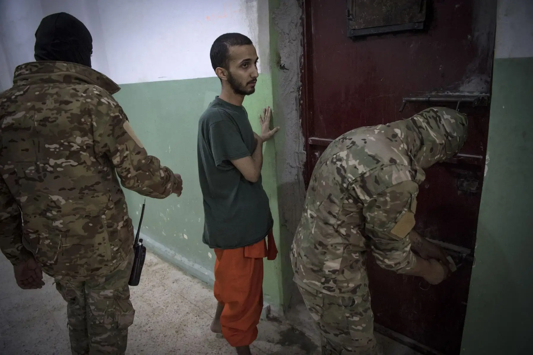 Miles de presuntos integrantes del grupo terrorista del Estado Islámico (ISIS) conviven hacinados en cárcel ubicada al Norte de Siria. Foto: AFP