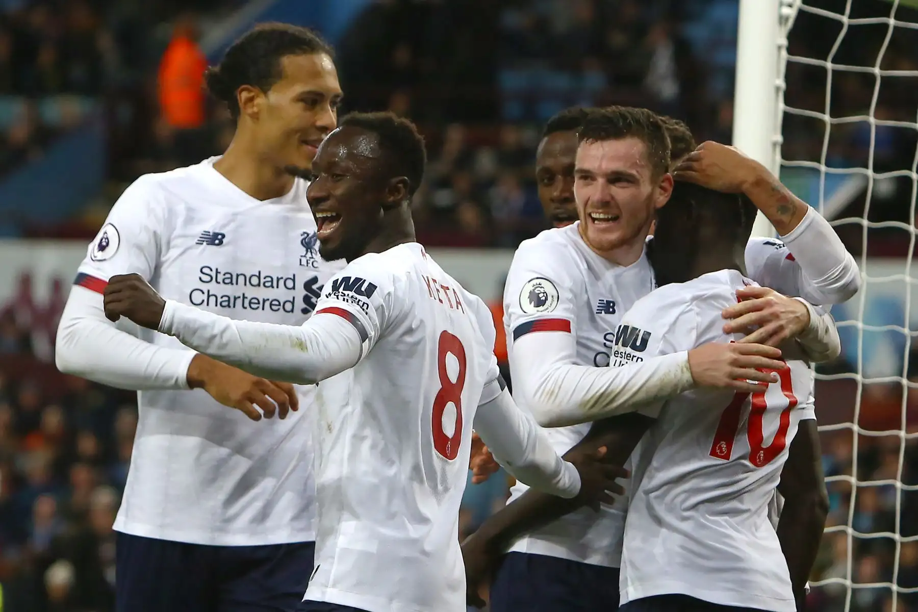 El delantero senegalés del Liverpool, Sadio Mane, celebra con sus compañeros de equipo después de marcar el segundo gol durante el partido de fútbol de la Premier League. Foto: AFP