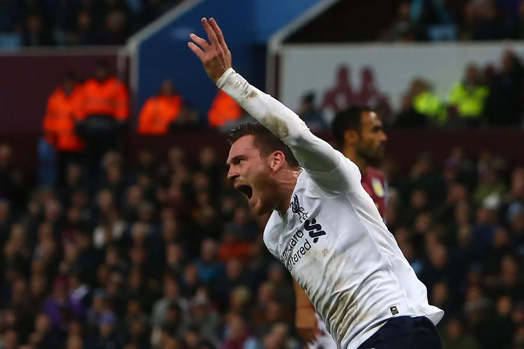 El defensor escocés de Liverpool Andrew Robertson celebra el primer gol de su equipo durante el partido de fútbol de la Premier League. Foto: AFP