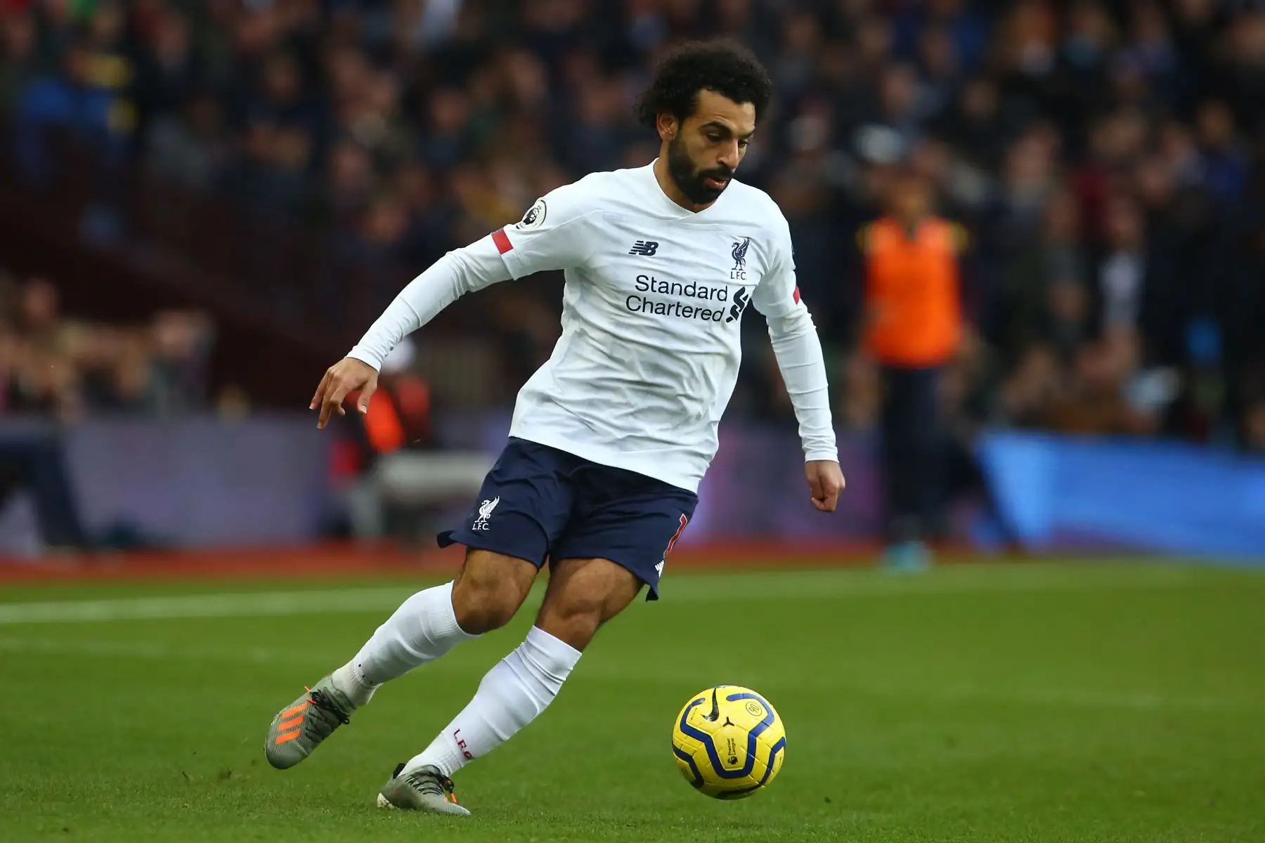 El mediocampista egipcio de Liverpool, Mohamed Salah, controla el balón durante el partido de fútbol de la Premier League. Foto: AFP