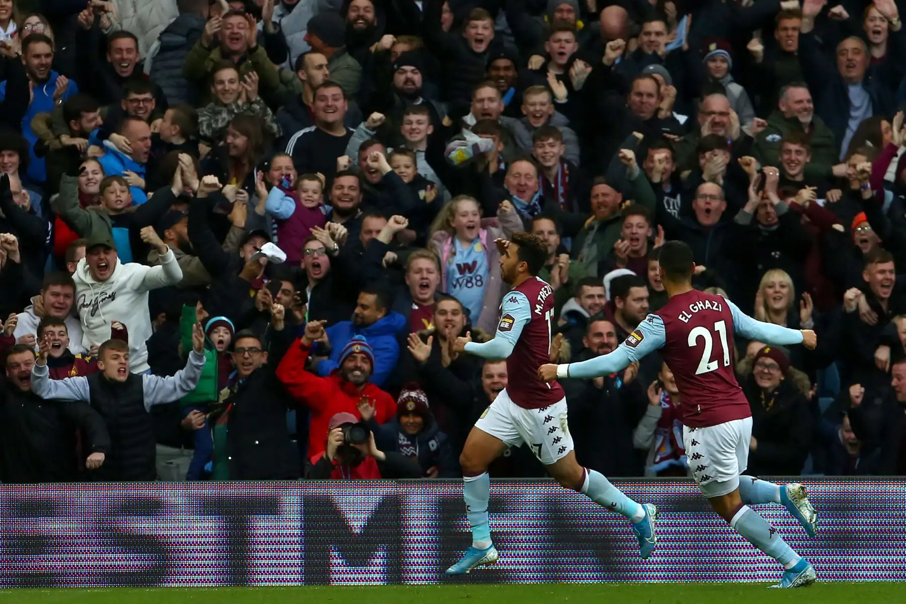 El centrocampista egipcio de Aston Villa, Trezeguet, celebra después de marcar el primer gol de su equipo durante el partido de fútbol de la Premier League. Foto: AFP