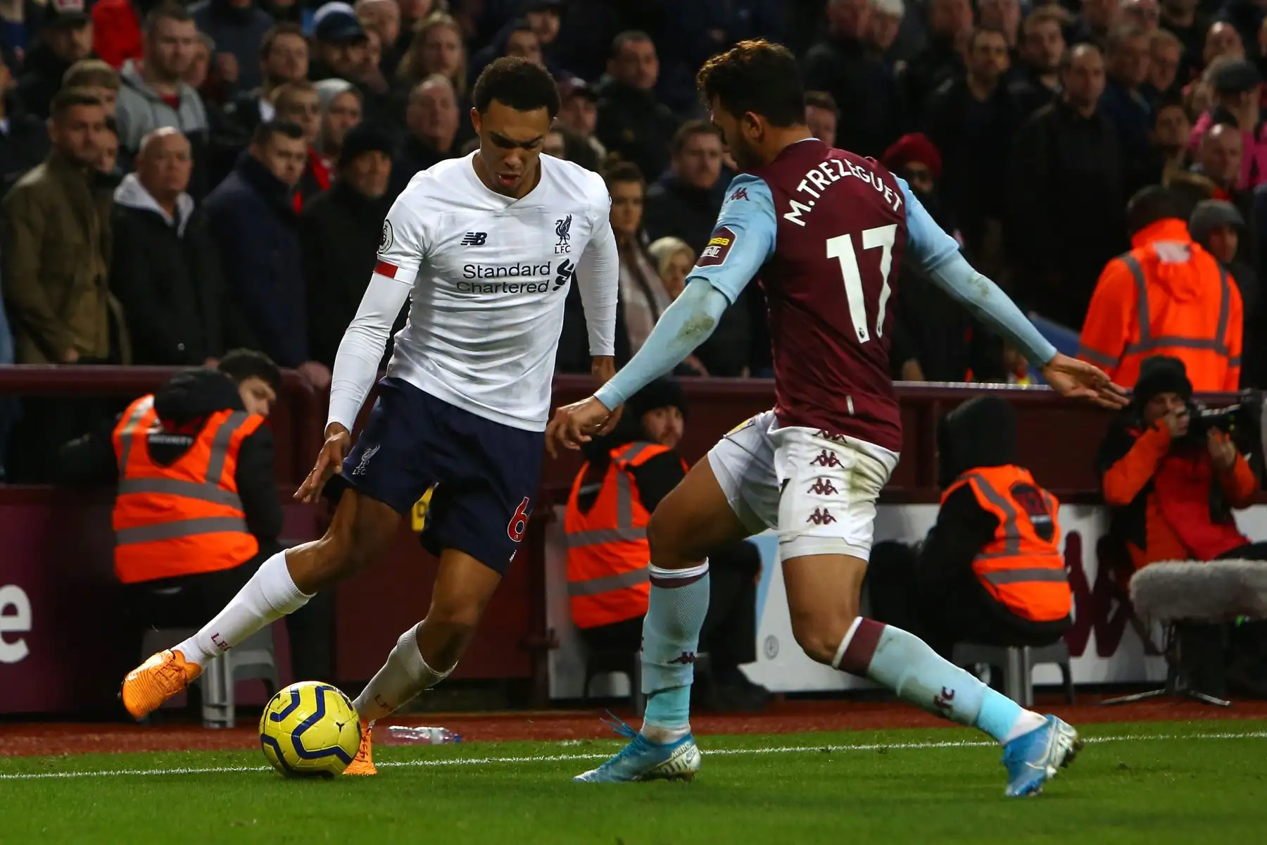 El defensor inglés de Liverpool, Trent Alexander-Arnold, compite con el centrocampista egipcio de Aston Villa, Trezeguet, durante el partido de fútbol de la Premier League. Foto: AFP