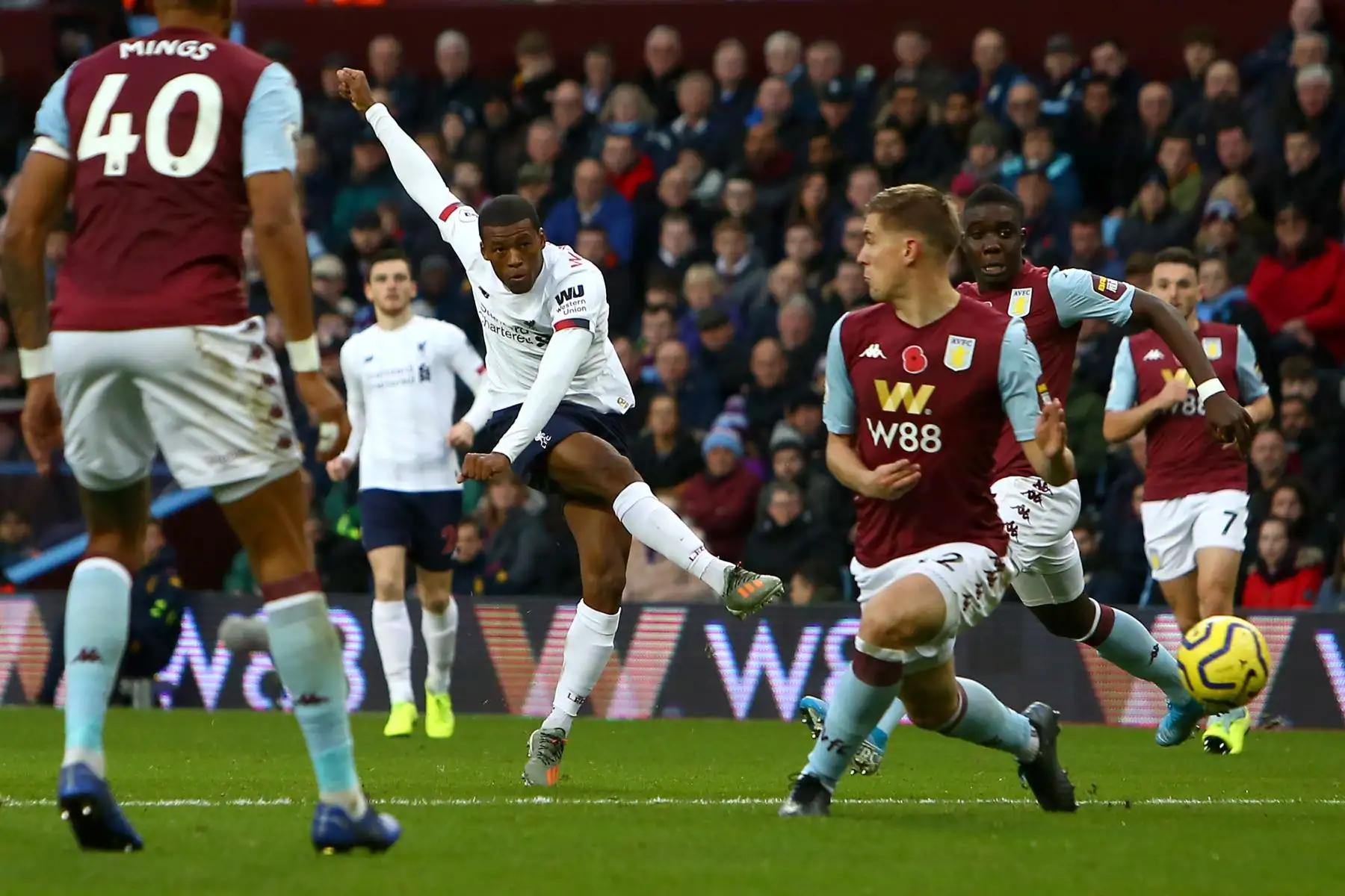 El mediocampista holandés de Liverpool, Georginio Wijnaldum, remata a la portería del Aston Villa durante el partido de fútbol de la Premier League. Foto: AFP