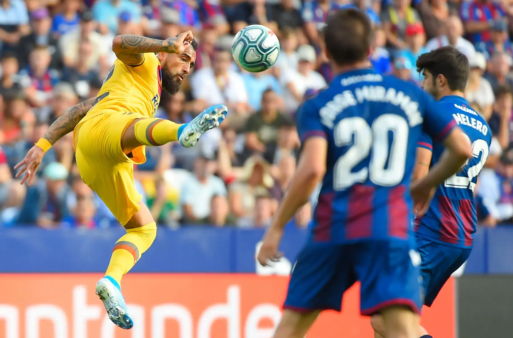 El mediocampista chileno del Barcelona, Arturo Vidal, controla el balón durante el partido de fútbol de la Liga española. Foto: AFP