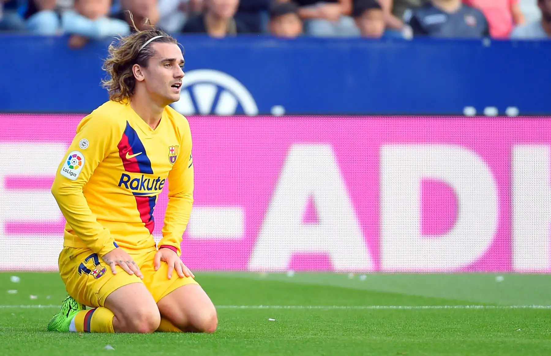 El delantero francés del Barcelona, Antoine Griezmann, se arrodilla en el campo después de perder una oportunidad de gol durante el partido de fútbol de la Liga. Foto: AFP