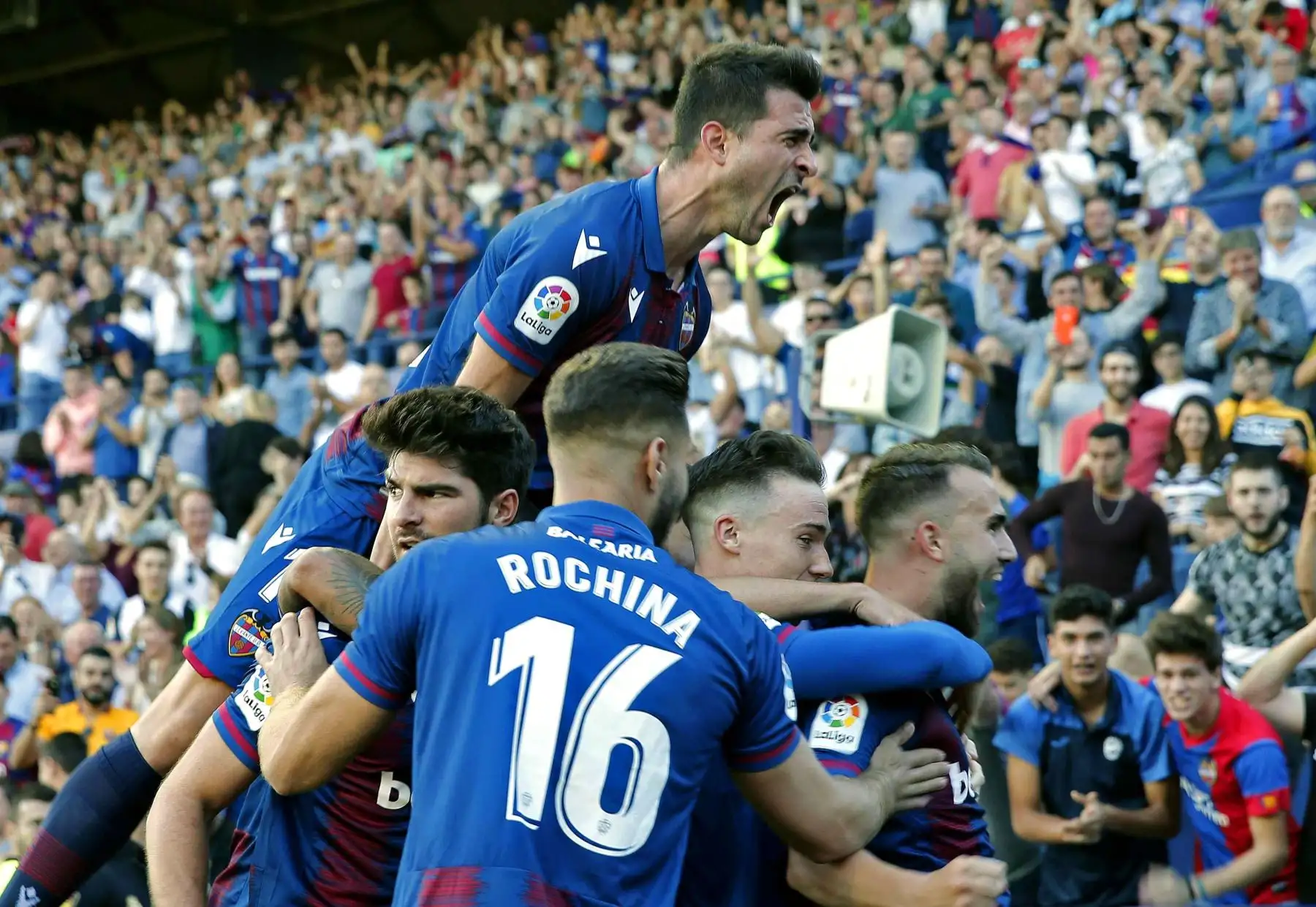 El delantero del Levante Borja Mayoral, celebra con sus compañeros el segundo gol anotado al Barcelona en el partido de la décimo segunda jornada de La Liga. Foto: EFE
