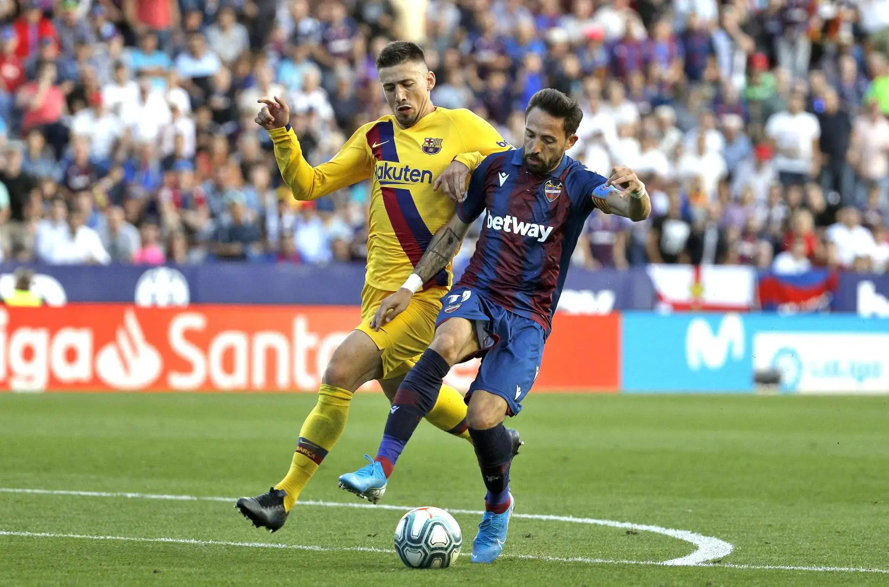 El centrocampista del Levant, José Luis Morales, disputa el balón con el defensor del Barcelona Clement, Lenglet, durante el partido de la décimo segunda jornada de La Liga Santander. Foto: EFE