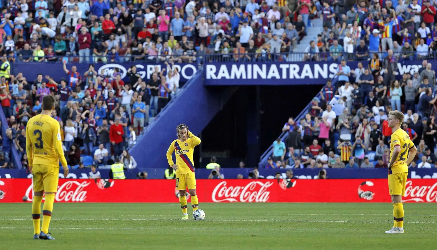 Los jugadores del Barcelona, Gerard Piqué, Antoine Griezmann y Frenkie De Jong se lamentan tras el tercer gol del Levante en el partido de la décimo segunda jornada de La Liga. Foto: EFE