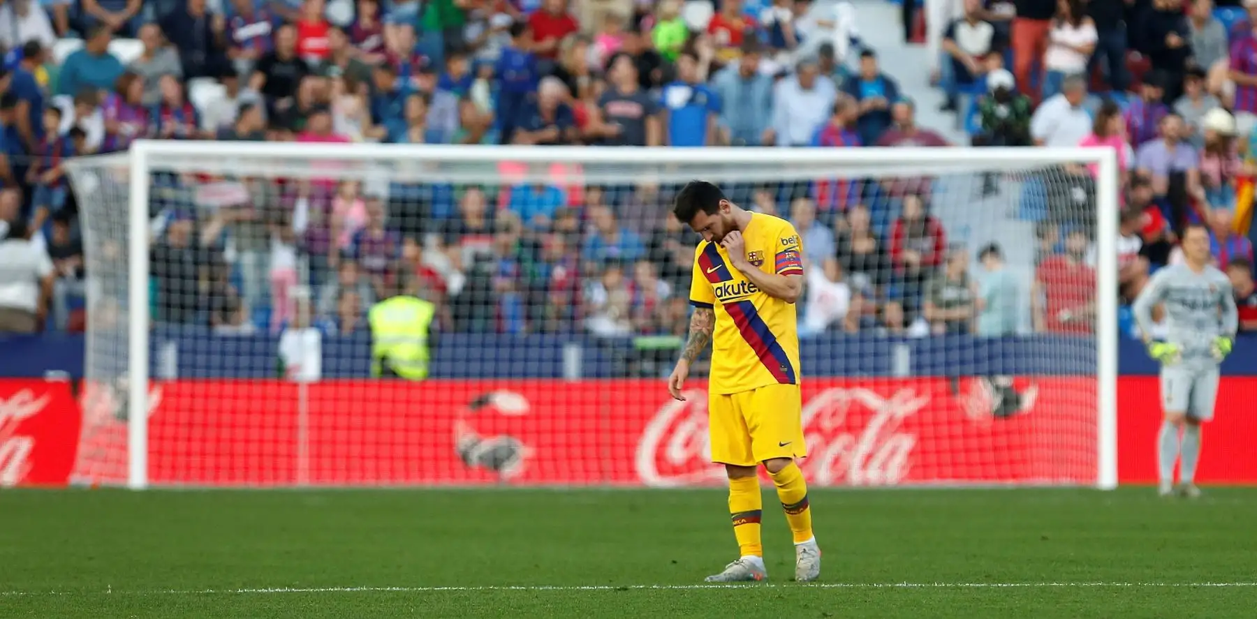 El delantero del Barcelona, Lionel Messi, se lamenta durante el partido ante el Levante, correspondiente a la décimo segunda jornada de La Liga Santander. Foto: EFE