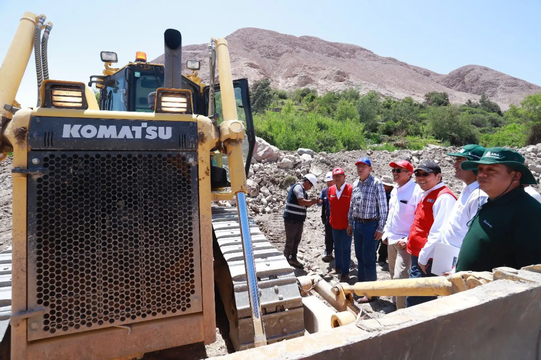 El presidente de la República, Martín Vizcarra realizó una visita inopinada a obras de agua y defensa ribereña en el río Tumilaca, en Moquegua. Foto: ANDINA/Prensa Presidencia