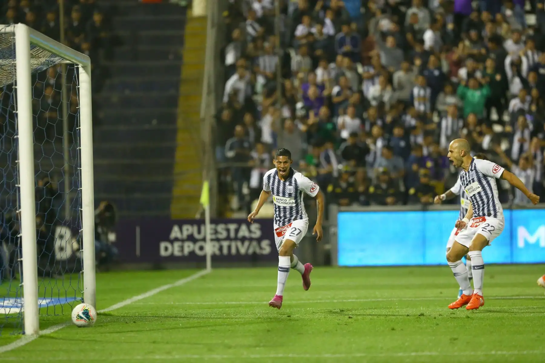 Kevin Quevedo fue el encargado de abrir el marcador en el partido entre Alianza Lima y Alianza Universidad, en el Estadio Alejandro Villanueva. Foto:ANDINA/ Juan Carlos Guzmán