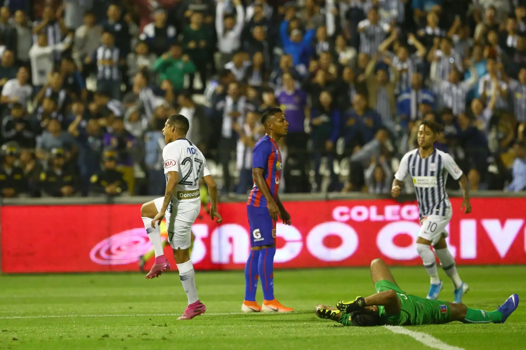 Kevin Quevedo fue el encargado de abrir el marcador en el partido entre Alianza Lima y Alianza Universidad, en el Estadio Alejandro Villanueva. Foto:ANDINA/ Juan Carlos Guzmán