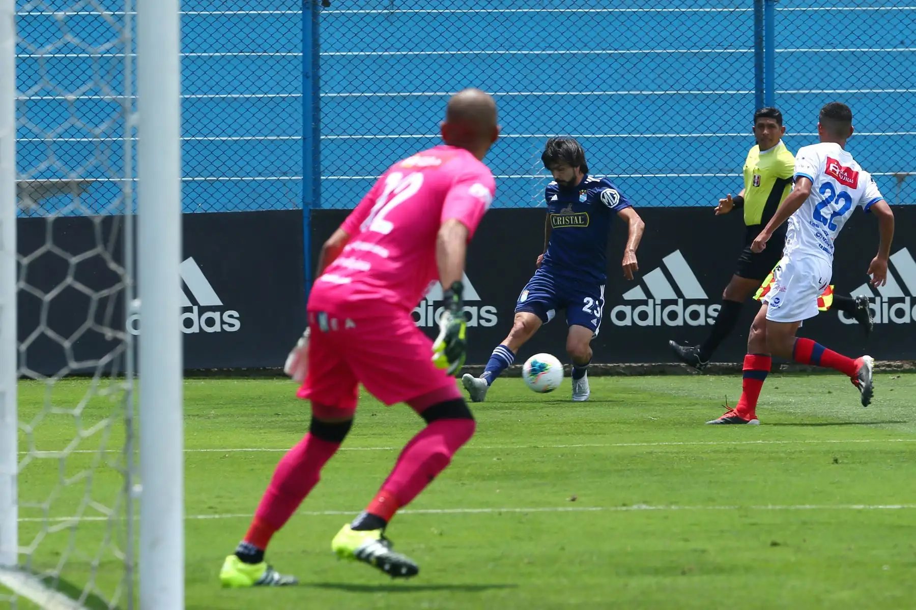Jorge Cazulo del Sporting Cristal intenta llegar al área del Carlos Manucci en partido disputado por campeonato descentralizado. Foto: ANDINA/Melina Mejia