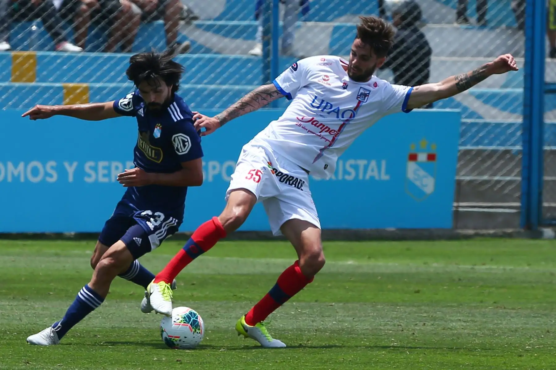 Jorge Cazulo del Sporting Cristal disputa el balón contra Benjamin Ubierna del Manucci en partido por el campeonato descentralizado. Foto: ANDINA/Melina Mejia