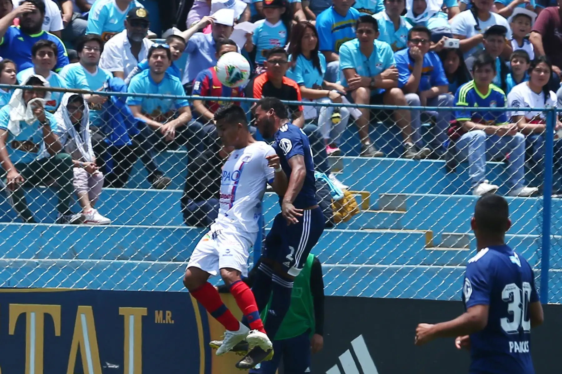 Johan Madrid del Sporting Cristal disputa un balón aéreo contra defensor del Carlos Manucci en partido disputado por campeonato descentralizado. Foto: ANDINA/Melina Mejia