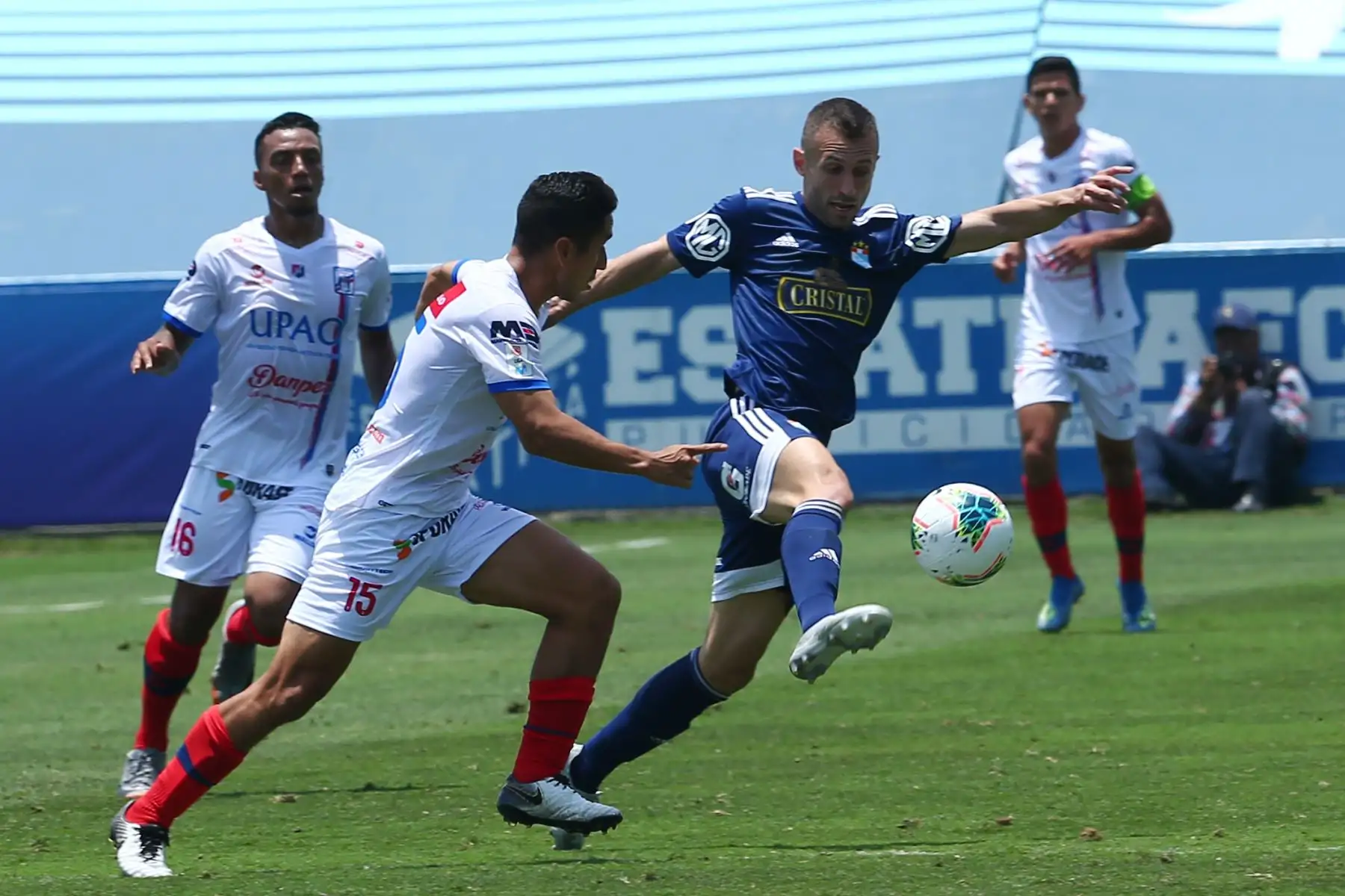 Horacio Calcaterra controla el balón ante marca de Josimar Vargas del Manucci Foto: ANDINA/Melina Mejia