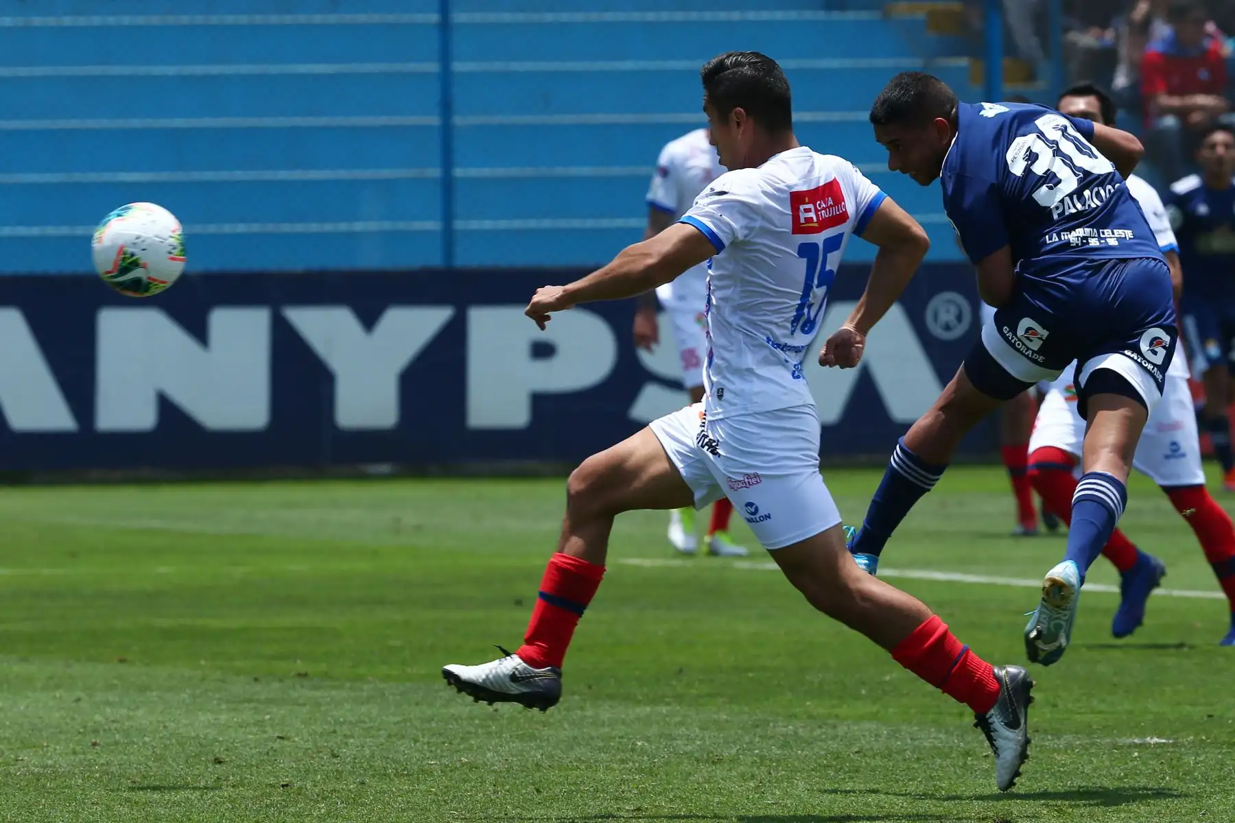 Cristian Palacios conecta de cabeza ante portería del Carlos Manucci durante partido por el campeonato descentralizado. Foto: ANDINA/Melina Mejia
