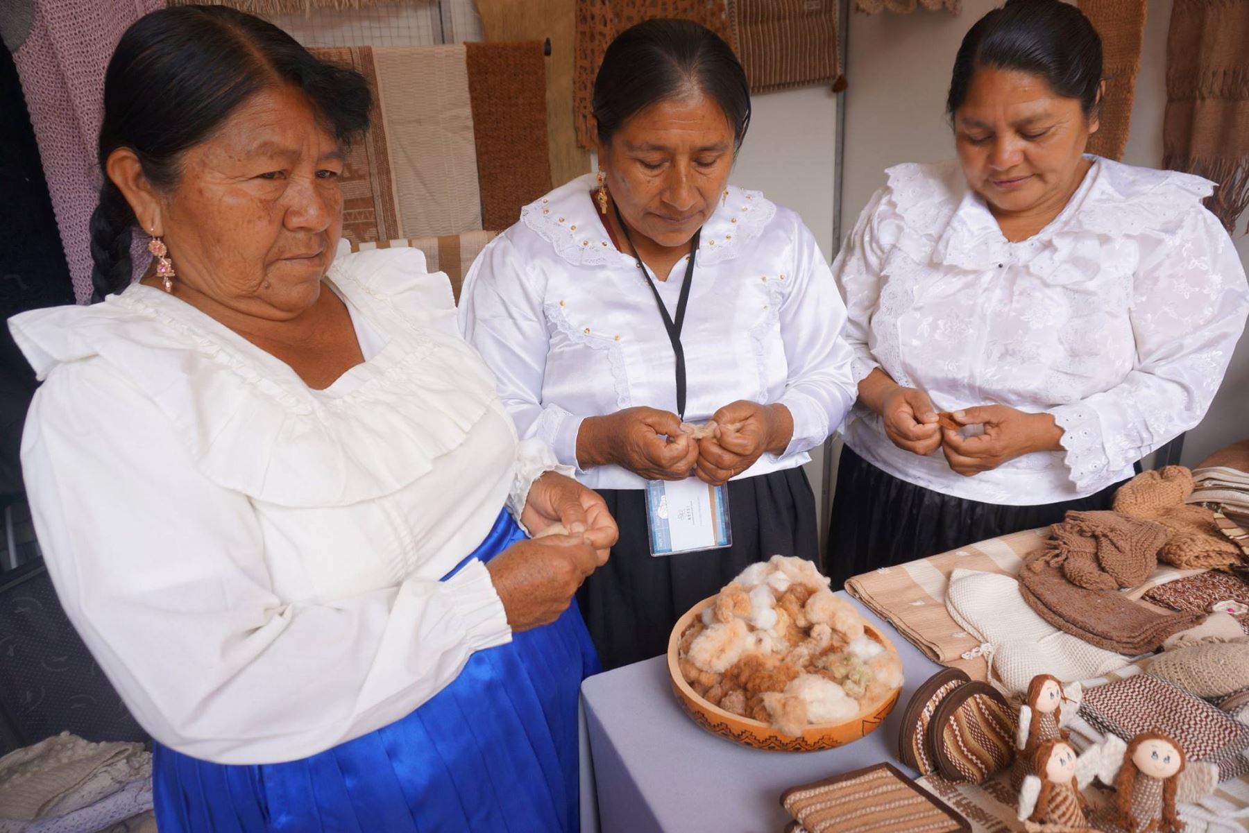 Artesanas de Túcume (Lambayeque) confeccionan mantas, alforjas, tapetes, bolsos, portacelulares, billeteras y otros productos con algodón nativo.