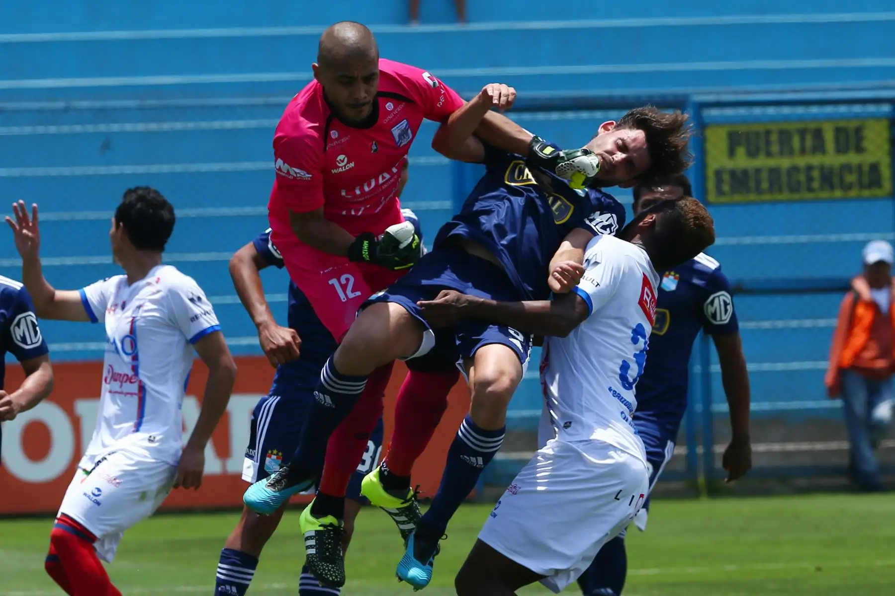 Omar Merlo del Sporting Cristal salió lesionado tras chocar con el portero Manuel Heredia del Carlos Manucci en partido disputado por campeonato descentralizado. Foto: ANDINA/Melina Mejia
