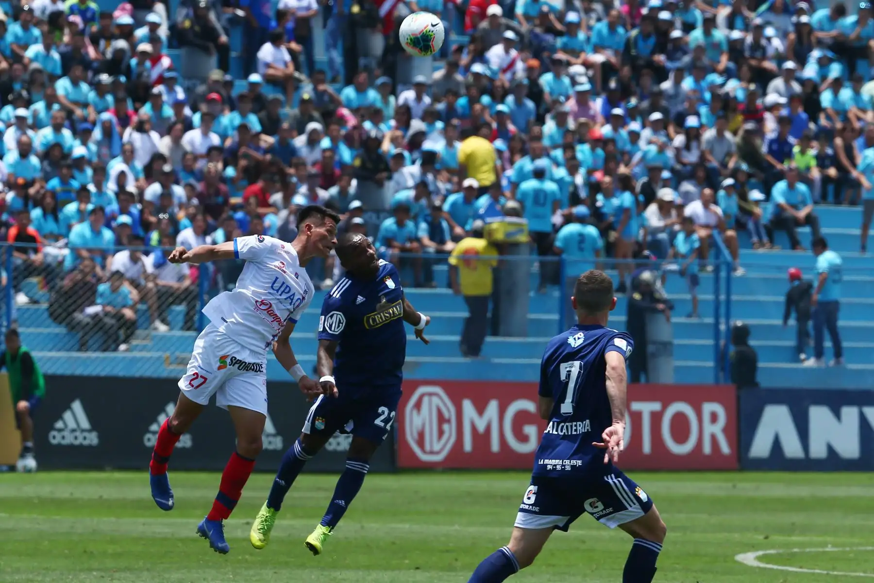 Jair Céspedes del Sporting Cristal disputa balón aéreo ante Rely Fernández del Carlos Manucci por campeonato descentralizado. Foto: ANDINA/Melina Mejia