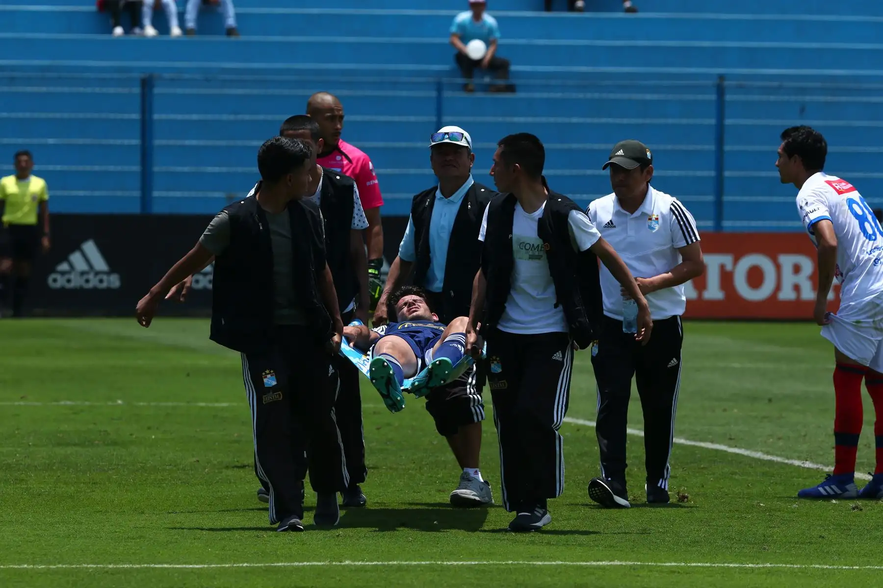 Omar Merlo del Sporting Cristal salió en camilla tras sufrir lesión. Foto: ANDINA/Melina Mejia