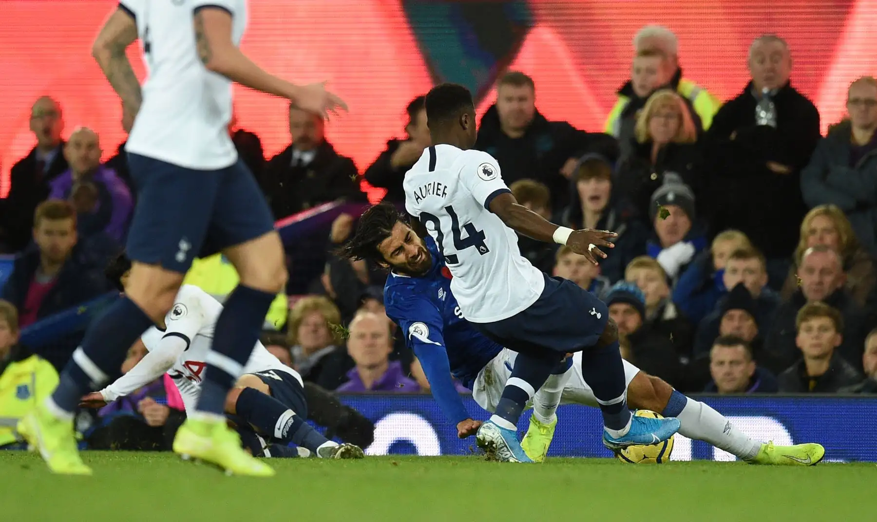 El centrocampista del Everton André Gomes sufrió una rotura de tobillo durante falta de Son en el partido por Premier League. Foto: AFP