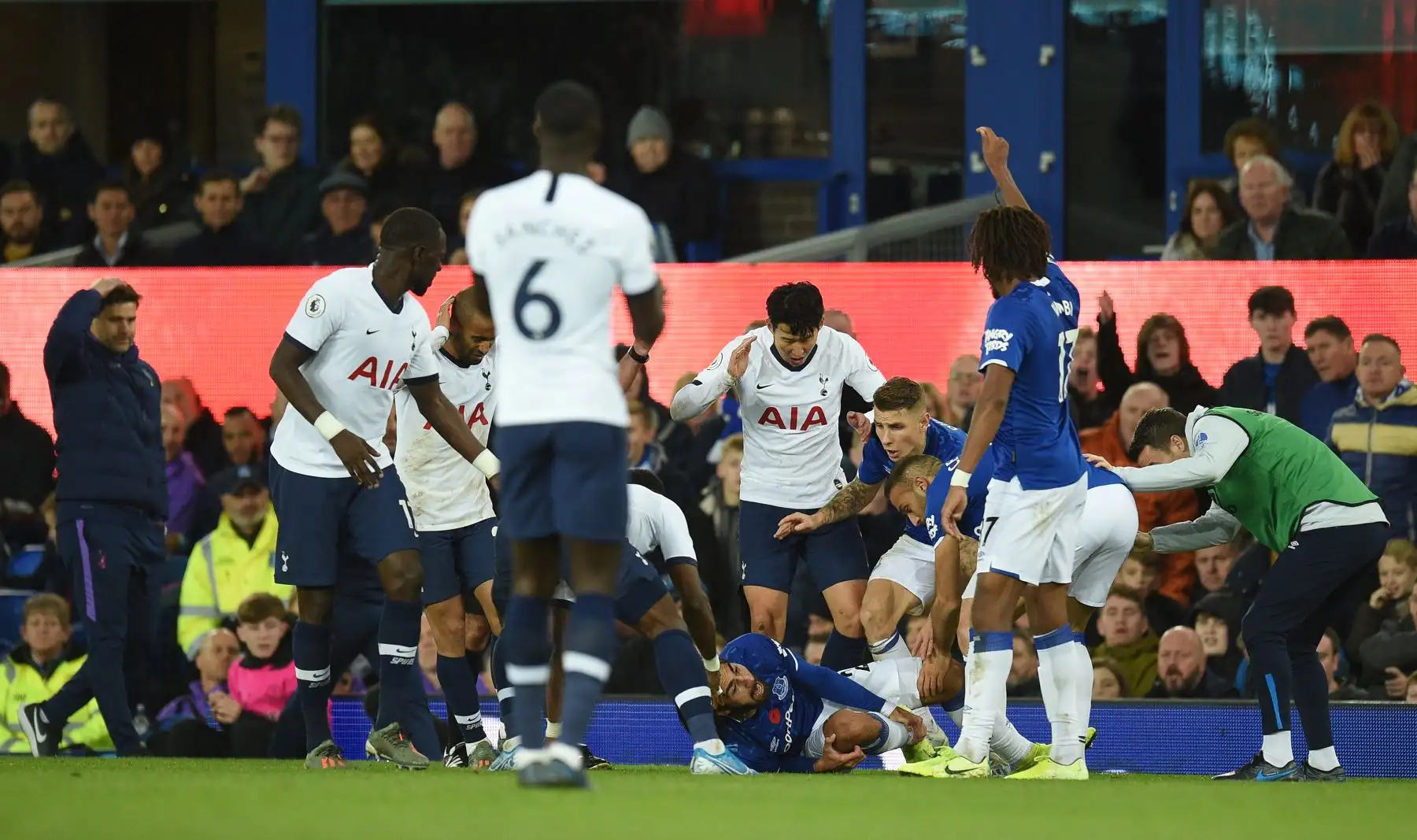 El centrocampista del Everton André Gomes sufrió una rotura de tobillo durante falta de Son en el partido por Premier League. Foto: AFP