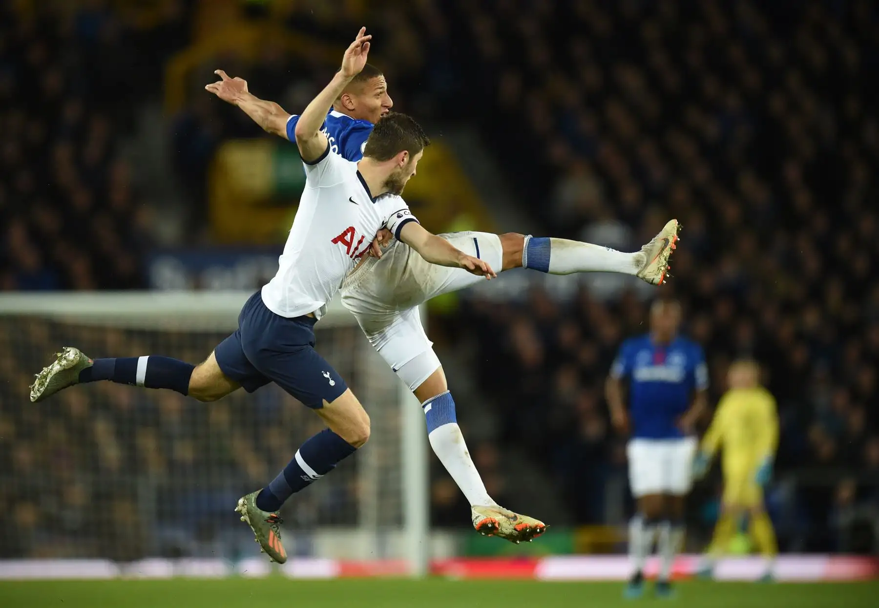 El defensor galés del Tottenham, Ben Davies, salta contra el delantero brasileño del Everton, Richarlison, durante el partido de fútbol de la Premier League. Foto: AFP