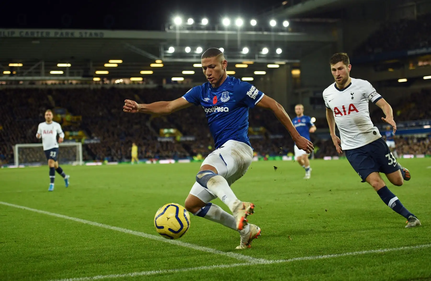 El delantero brasileño del Everton Richarlison recupera el balón ante marca del Tottenham. Foto: AFP