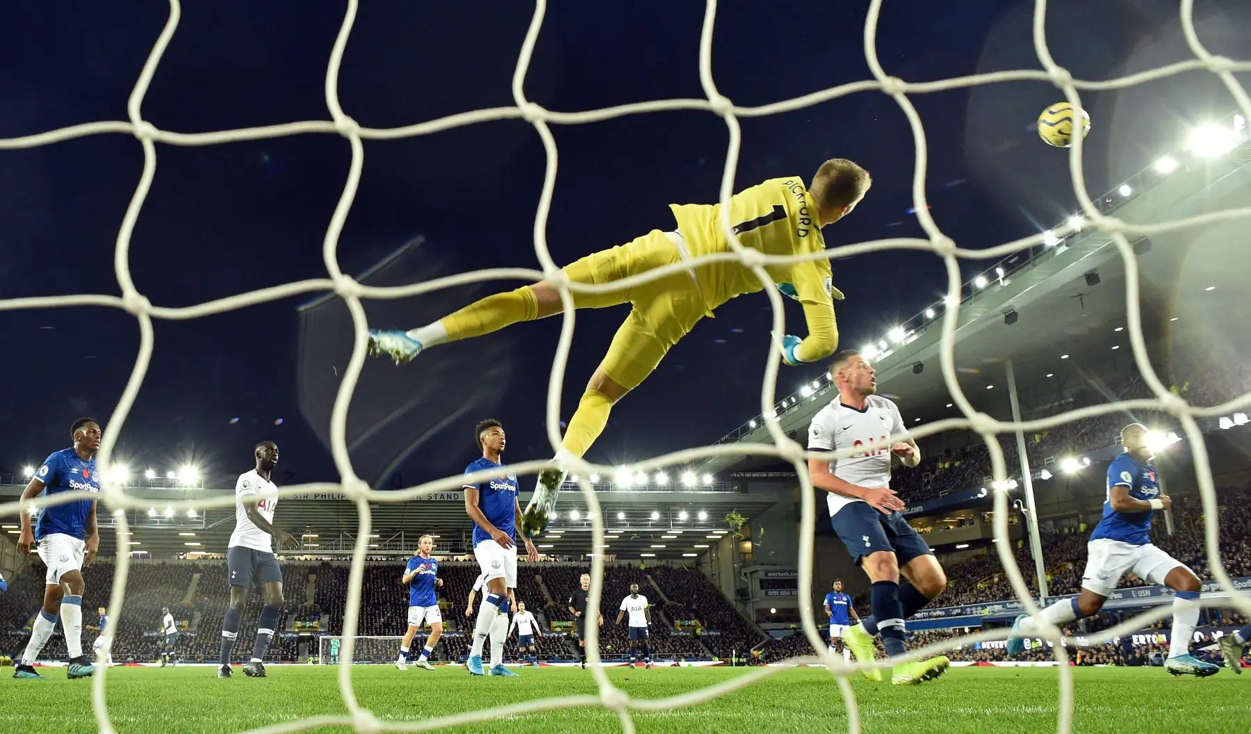 El portero inglés de Everton, Jordan Pickford, se lanza para salvar anotación del Tottenham durante el partido de fútbol de la Premier League. Foto: AFP